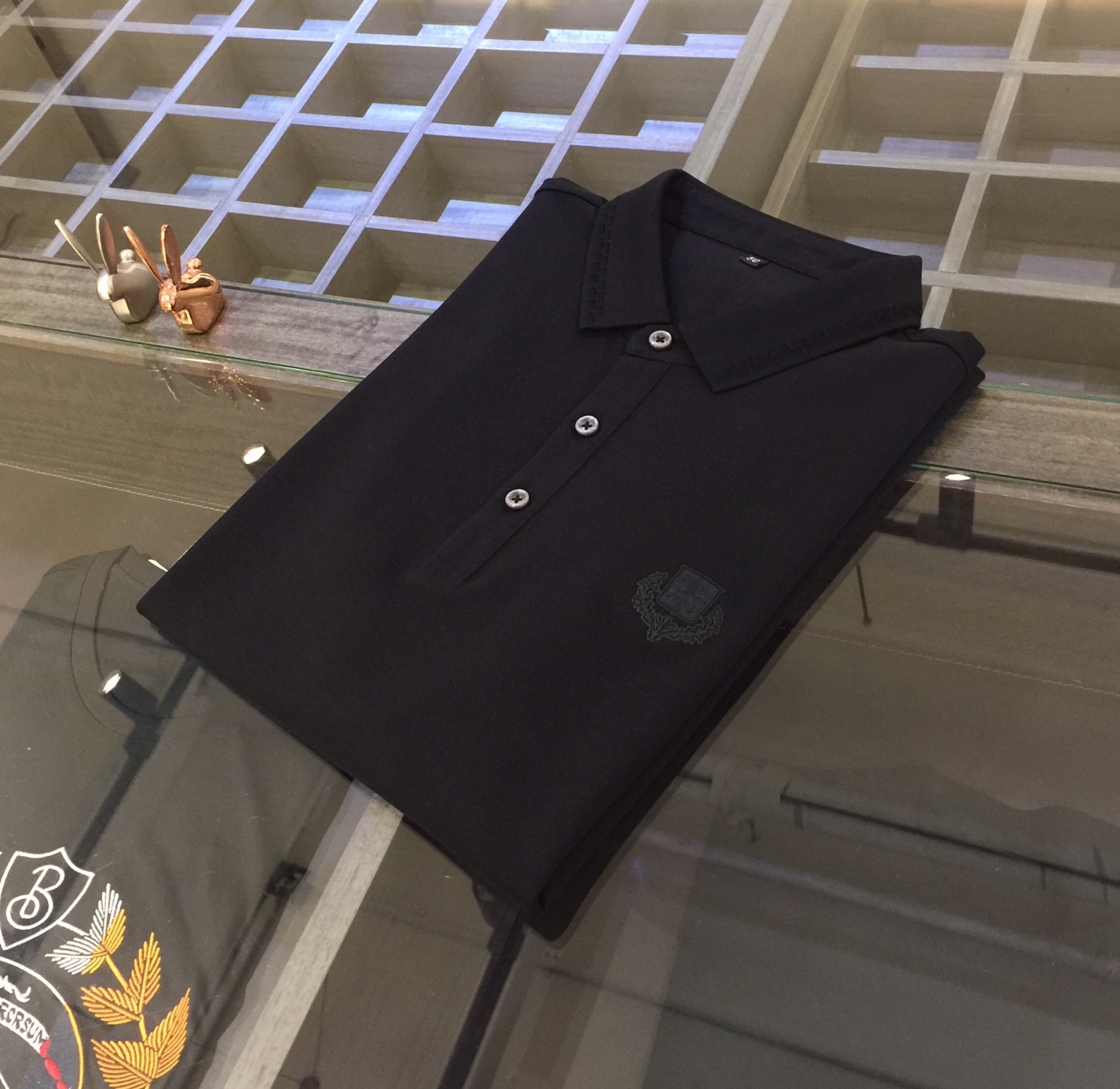 NO:140735,LP Home 2025 Summer latest series, versatile commuting to work, elegant design, a must-have for business elites, made of mulberry silk and mercerized bead floor cotton blend fabric Wen Ru soft, delicate and soft, the upper body is naturally comfortable, lapel business casual slim fit style, you can wear it in both business and leisure!  It highlights the overall styling and body-slimming feeling. The overall craftsmanship line is really impeccable. This kind of lapel fashion adds points to urban fashion people and has a more gentlemanly charm!  Size M~XXXL (model 175/125 catties wear M), loro piana, alexander wang19860909LP家2025夏季最新系列 上班通勤百搭 富于优雅的设计感 商务精英必备 采用桑蚕丝、丝光珠地棉混纺面料 温儒柔软 细腻柔软 上身自然是舒适 翻领商务休闲修身款 无论是商务还是休闲时候都可穿搭！非常的凸显整体的造型感以及修身上身感 整体的工艺车线真的是无可挑剔的 这样的一款翻领时装 无不为都市时尚人士加分 更加的绅士韵味十足范！尺码M～XXXL（模特175/125斤穿M）,,loro piana,alexander wang,Men's clothing