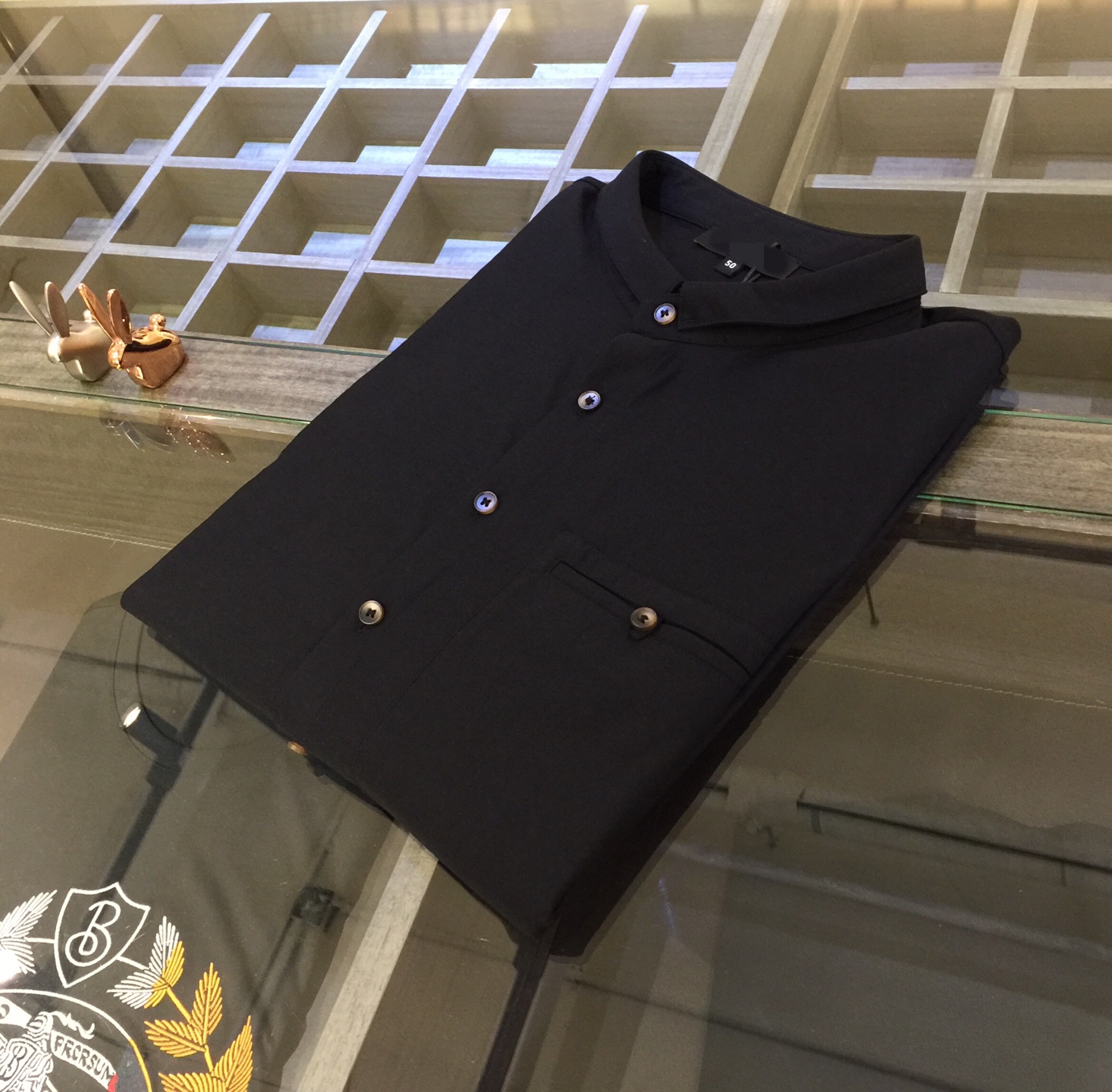 NO:160320,A Home 2025 summer new product, customer-supplied top-grade original special craft cotton-linen blend fabric, light and breathable, delicate texture, super soft and skin-friendly feel!  Minimalist Chinese style!  The tailoring is a trendy slim fit, absolutely a crisp and handsome fit!  It can be seen from the locking needle that it is absolutely produced by large manufacturers. This density of sewing technology can only be made by top factories!  Details are absolutely meticulous!  Highly recommended, and you can't see such a style outside at all!  Black/card color!  Size M~XXXL (model/125 catties wear M), alexander wang19860909A家2025夏季新品 客供顶级原版特殊工艺棉麻混纺面料 轻薄透气 质感细腻 超柔软亲肤触感！极简主义中国风！剪裁属于潮流修身装 绝对挺括帅气的合体型！从锁针可以看出 绝对大厂代工出品 这种密度的缝制工艺 只有顶级工厂才能制成！对待细节处理绝对是一丝不苟！强烈推荐 而且外面您是根本看不到这样的款式的！黑色/卡色！尺码M～XXXL（模特/125斤穿M）,,alexander wang,Men's clothing