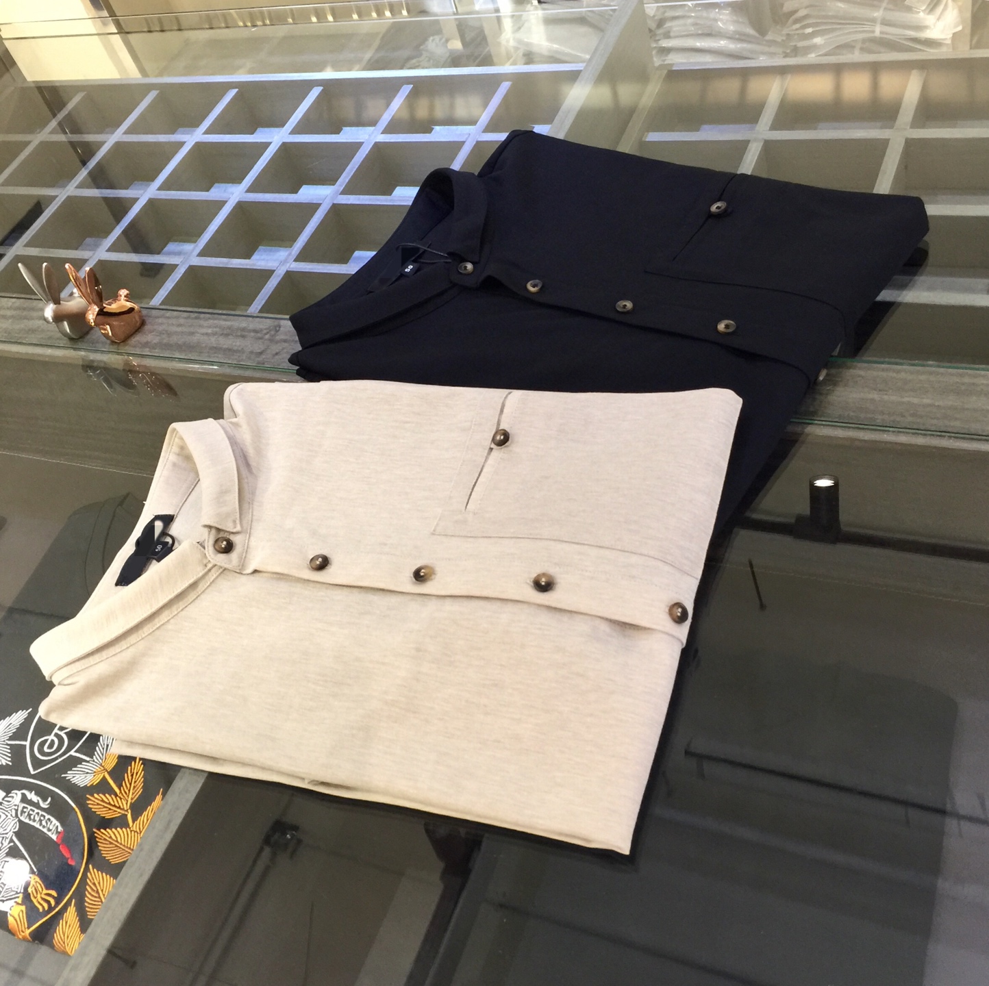 NO:140744,A Home 2025 summer new product, customer-supplied top-grade original special craft cotton-linen blend fabric, light and breathable, delicate texture, super soft and skin-friendly feel!  Minimalist Chinese style!  The tailoring is a trendy slim fit, absolutely a crisp and handsome fit!  It can be seen from the locking needle that it is absolutely produced by large manufacturers. This density of sewing technology can only be made by top factories!  Details are absolutely meticulous!  Highly recommended, and you can't see such a style outside at all!  Black/card color!  Size M~XXXL (model/125 catties wear M), alexander wang19860909A家2025夏季新品 客供顶级原版特殊工艺棉麻混纺面料 轻薄透气 质感细腻 超柔软亲肤触感！极简主义中国风！剪裁属于潮流修身装 绝对挺括帅气的合体型！从锁针可以看出 绝对大厂代工出品 这种密度的缝制工艺 只有顶级工厂才能制成！对待细节处理绝对是一丝不苟！强烈推荐 而且外面您是根本看不到这样的款式的！黑色/卡色！尺码M～XXXL（模特/125斤穿M）,,alexander wang,Men's clothing