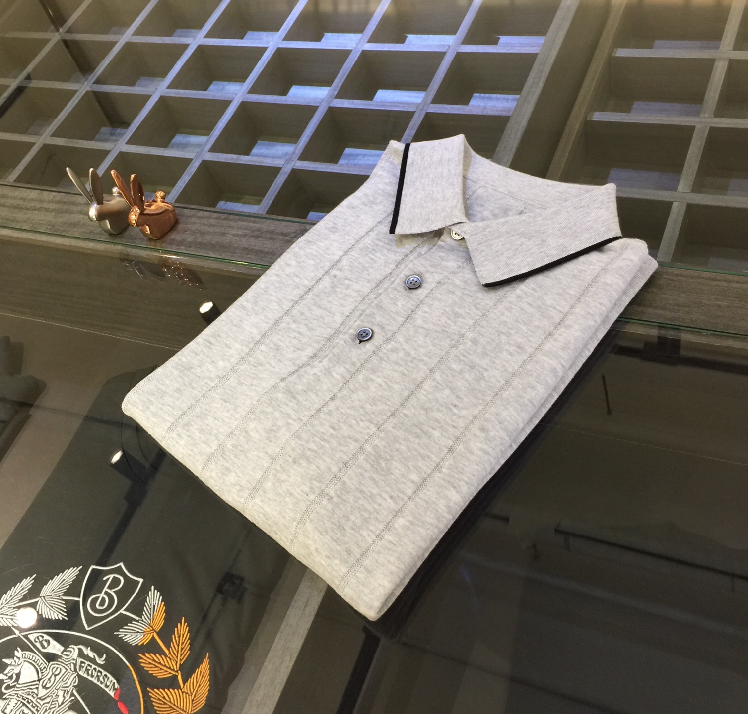 NO:160297,Home A Luxury Customization Top Recommended Lapel Sweater → 60 16-pin Arrow Texture Vertical Stripe Knitted Blended Fabric Crochet!  The outline is stylish, exquisite craftsmanship, the upper body is absolutely luxurious, fashionable and face-saving, and the local rich custom version!  Grey/white!  Size M~XXXL (model/125 catties wear M), alexander wang19860909A家奢华定制 顶级推荐 翻领针织衫 → 60支16针箭头纹理竖条纹针织混纺面料 钩织！轮廓有型 精湛工艺 上身绝对奢华时尚有面子 土豪定制版！灰色/白色！尺码M～XXXL（模特/125斤穿M）,,alexander wang,Men's clothing