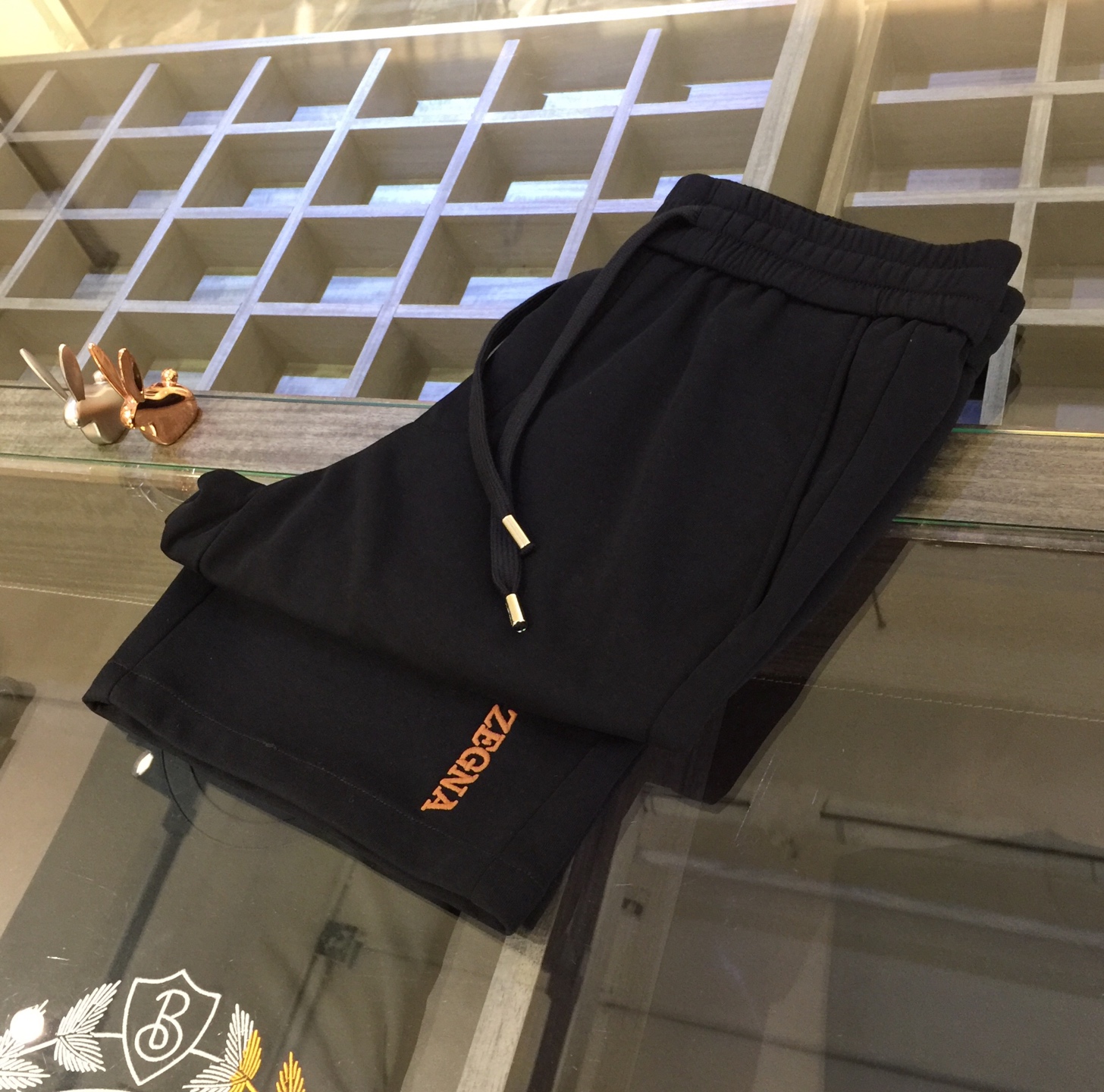 NO:160301,Zejia's latest summer shorts in 2025. Production from OEM factory. Elastic waist design casual pants. Custom imported top-grade fabrics, combed cotton blend. Good comfort. The upper body has no sense of restraint. High-end style, the upper body shows slender legs. It is definitely a rare good product. Size M~4XL (model/125 jin wearing M), shorts, alexander wang19860909Ze家2025夏季最新款短裤.代工厂出品.松紧腰设计休闲裤 定制进口顶级面料、精梳棉混纺.舒适度佳.上身毫无束缚感.高版型、上身显腿修长.绝对是不可多得的好货.尺码M～4XL（模特/125斤穿M）,,shorts,alexander wang,Men's clothing
