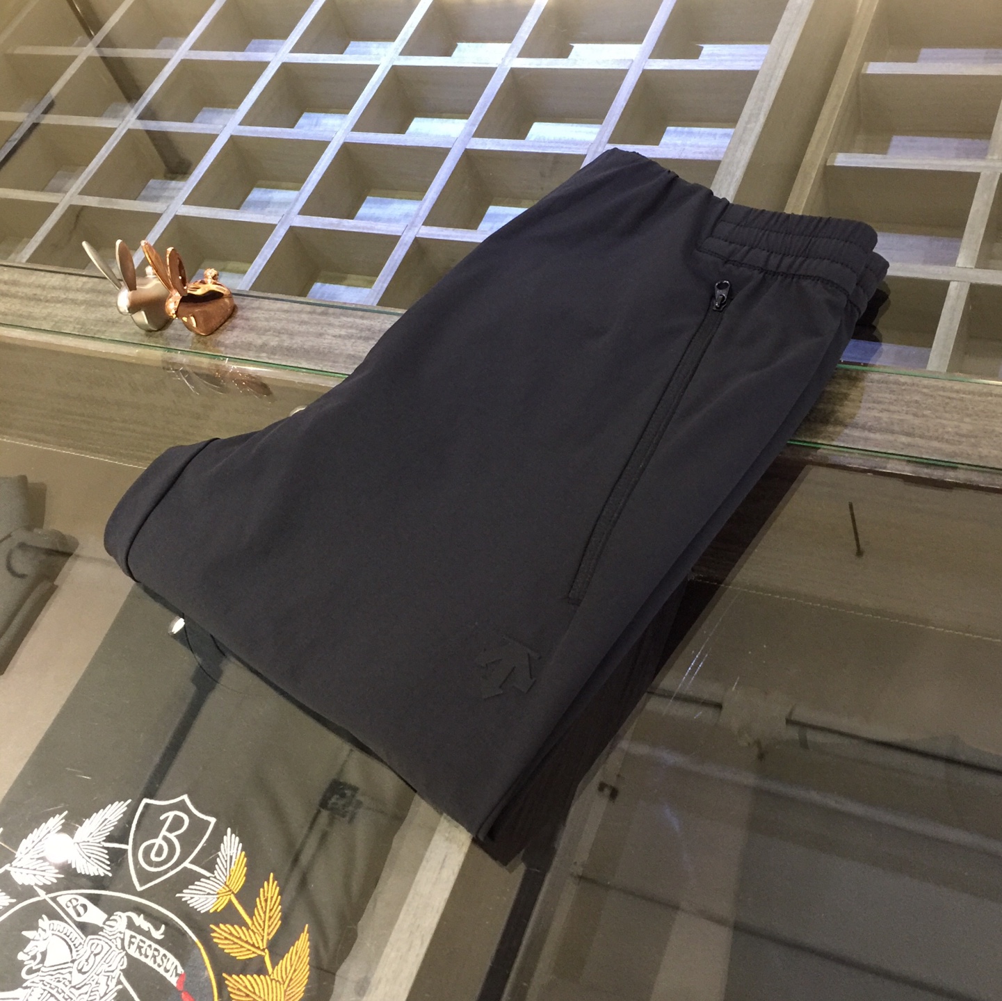 NO:160304,DiSang 2025 men's summer composite grinding soft shell trousers, slim long legs visual!  Outdoor hiking, off-roading, and daily urban commuting are no problem!  The characteristics of soft-shell pants are wind-resistant, water-proof, warm, breathable, elastic and comfortable. It is very suitable to wear it when walking and climbing on weekends. It is especially suitable for wearing it during the transition season. It can be used for daily and leisure purposes!  !  Size M~XXXL (model/125 catties wear M), alexander wang19860909迪桑2025男士夏季复合磨绒软壳长裤,修身大长腿视觉！户外徒步、越野,城市日常通勤,都不在话下!！软壳裤的的特性就是抗风、防泼水、保暖、透气、弹性且舒适,周末简单的徒步、登山,穿它特别特别的合适,过渡季节穿它,更是日常、休闲皆可驾驭！！尺码M～XXXL（模特/125斤穿M）,,alexander wang,Men's clothing