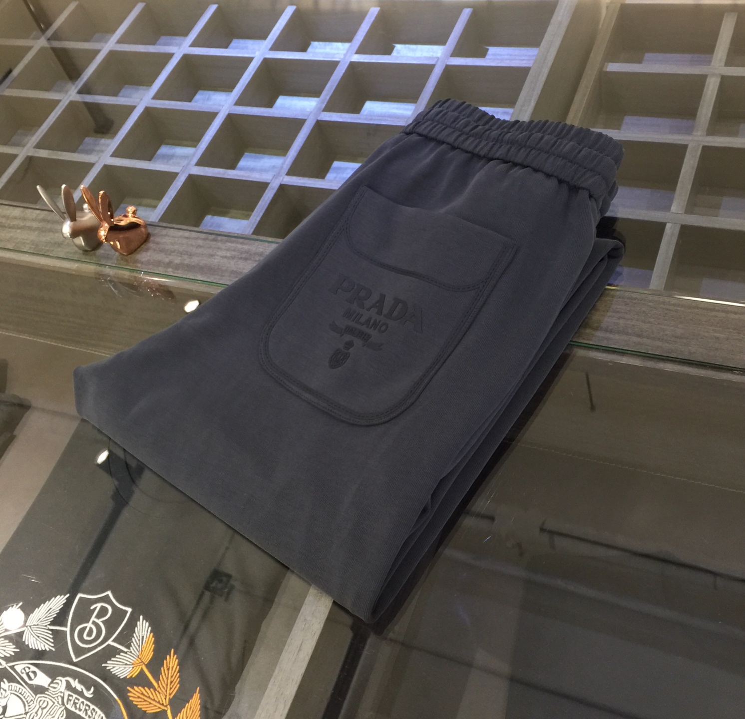 NO:160307,P home hot model added a new dark gray 2025 summer new model. Original production of OEM factory. Elastic waist casual pants. Custom imported top-level lightweight top-grade mercerized cotton fabric blend. Good comfort. The upper body has no sense of restraint. High-end style and the upper body make the legs look slender. It is definitely a rare good product. Size M~4XL (model/125 jin wearing M), alexander wang19860909P家爆款新增深灰色2025夏季新款.代工厂原单出品.松紧腰休闲裤 定制进口顶级轻薄顶级丝光精梳棉面料混纺.舒适度佳.上身毫无束缚感.高版型、上身显腿修长.绝对是不可多得的好货.尺码M～4XL（模特/125斤穿M）,,alexander wang,Men's clothing