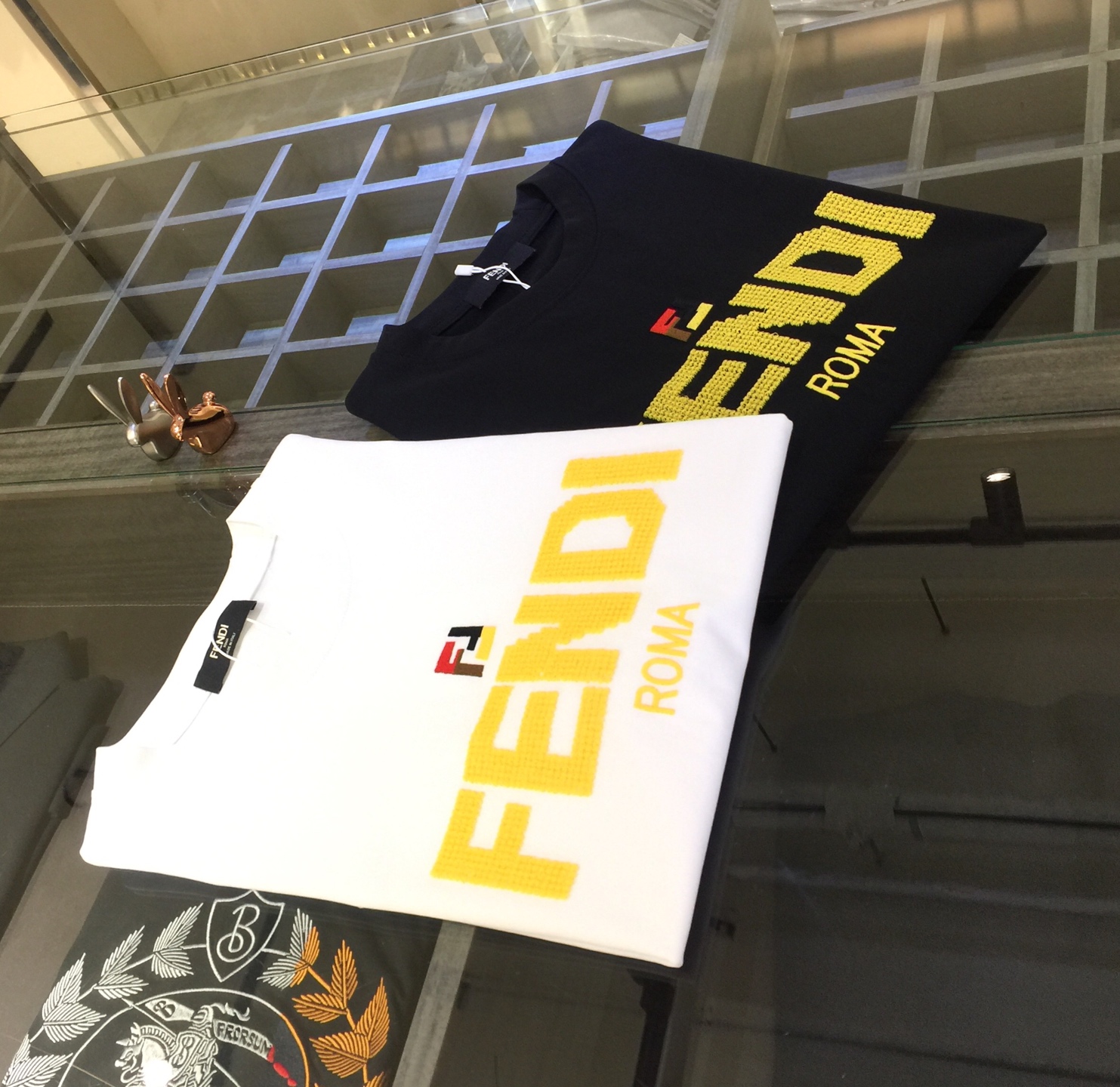 NO:509104,F Home 2025 summer new product, classic and fashionable versatile round neck micro-expanded half-sleeved shirt, styling European cotton fabric, exquisite three-dimensional heavy industrial embroidery technology design on the chest!  Imported original double-strand yarn, the fabric is soft and delicate, and basic base shirts are indispensable in men's wardrobe. They can be matched with various clothing anytime and anywhere to meet your daily life needs. The fabrics and factories we choose are all used by first-tier brands, and the clothes are very simple and low-key. Dears, buy them quickly!  Black/white!  Size XS~L (model/125 catties wear XS), fendi, alexander wang19860909F家2025夏季新品 经典时尚百搭圆领微扩半袖衫 订织欧棉面料 胸前精致立体重工刺绣工艺设计！进口原版双股纱线 面料柔软细腻 男人的衣柜都少不了基础打底衫 随时随地都可以拿来搭配各种服饰 满足您日常生活需求.我们所选择的面料及工厂都是一线品牌所使用的,衣服设计非常的简洁 很是低调的设计 亲们赶紧入手！黑色/白色！尺码XS～L（模特/125斤穿XS）,,fendi,alexander wang,Men's clothing