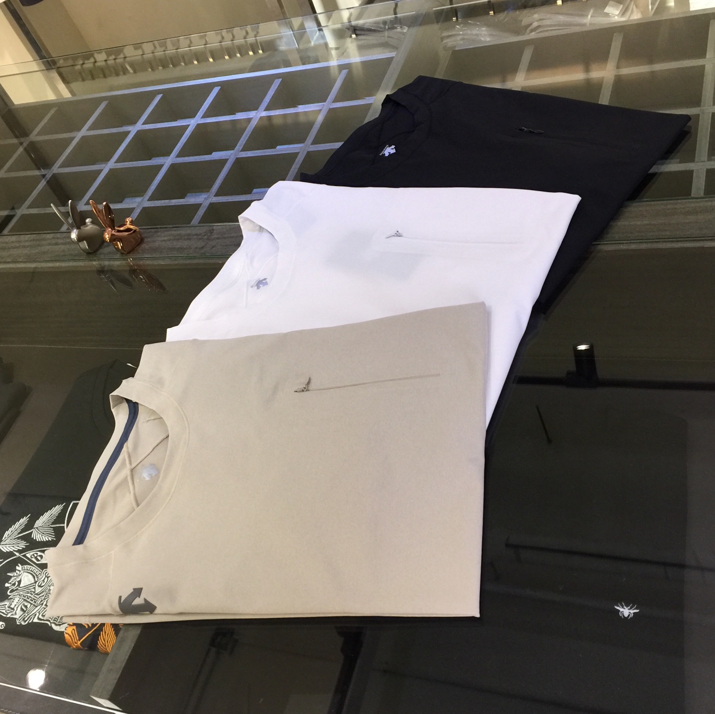 NO:509107,The latest series of DiSan 2025AW, a stylish design sense, uses high-quality quick-drying fabric, seamless craftsmanship!  Wen Ru is soft, delicate and soft, and the upper body is naturally comfortable. The round neck business casual slim fit can be worn both in business and leisure, which highlights the overall styling and slim body feel. The overall craftsmanship line is really impeccable. This kind of fashion all adds points to urban fashion people and has a more gentlemanly charm!  Black/white/apricot color!  Size M~XXXL (model/125 catties wear M), alexander wang19860909迪桑2025AW最新系列 富于时尚的设计感 采用高克重速干面料 无缝工艺！温儒柔软 细腻柔软 上身自然是舒适 圆领商务休闲修身款 无论是商务还是休闲时候都可穿搭 非常的凸显整体的造型感以及修身上身感 整体的工艺车线真的是无可挑剔的 这样的一款时装 无不为都市时尚人士加分 更加的绅士韵味十足范！黑色/白色/杏色！尺码M～XXXL（模特/125斤穿M）,,alexander wang,Men's clothing