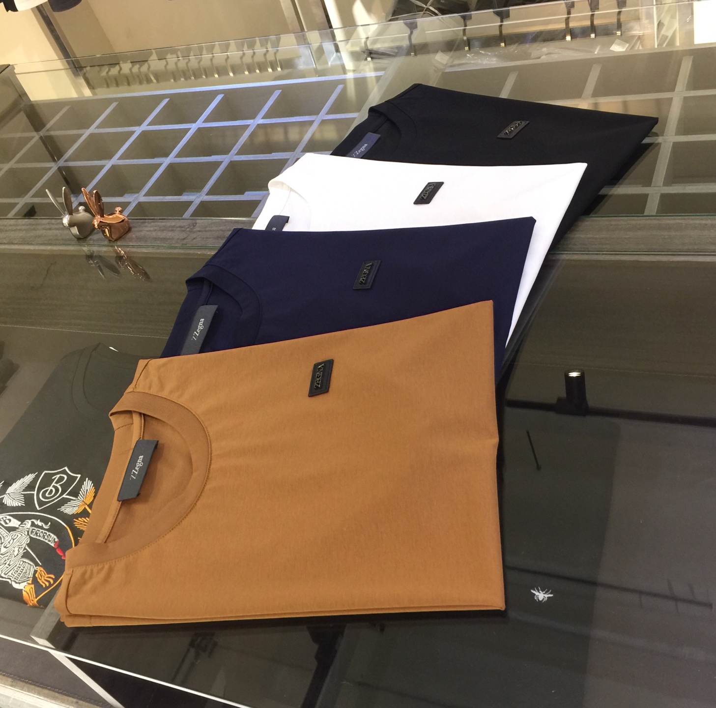 NO:509109,Zejia's new summer 2025 product, instantly kill all versions!  Classic and fashionable versatile round neck short sleeves, customized double mercerized cotton super soft fabric, leather brand hardware logo inlaid on the chest!  Basic base shirts are indispensable for men's wardrobe. They can be matched with various clothing anytime and anywhere to meet your daily needs. The fabrics and factories we choose are all used by first-tier brands, so we recommend buying them!  Black/white/dark blue/dark yellow!  Size M~XXXL (model/125 catties wear M), T-shirt, alexander wang19860909Ze家2025夏季新品 秒杀一切版本！经典时尚百搭圆领短袖 订制双丝光棉超柔软面料 胸前皮牌五金Logo镶嵌！男人的衣柜都少不了基础打底衫 随时随地都可以拿来搭配各种服饰 满足您日常生活需求.我们所选择的面料及工厂都是一线品牌所使用的,推荐入手！黑色/白色/深蓝色/深黄色！尺码M～XXXL（模特/125斤穿M）,,T-shirt,alexander wang,Men's clothing