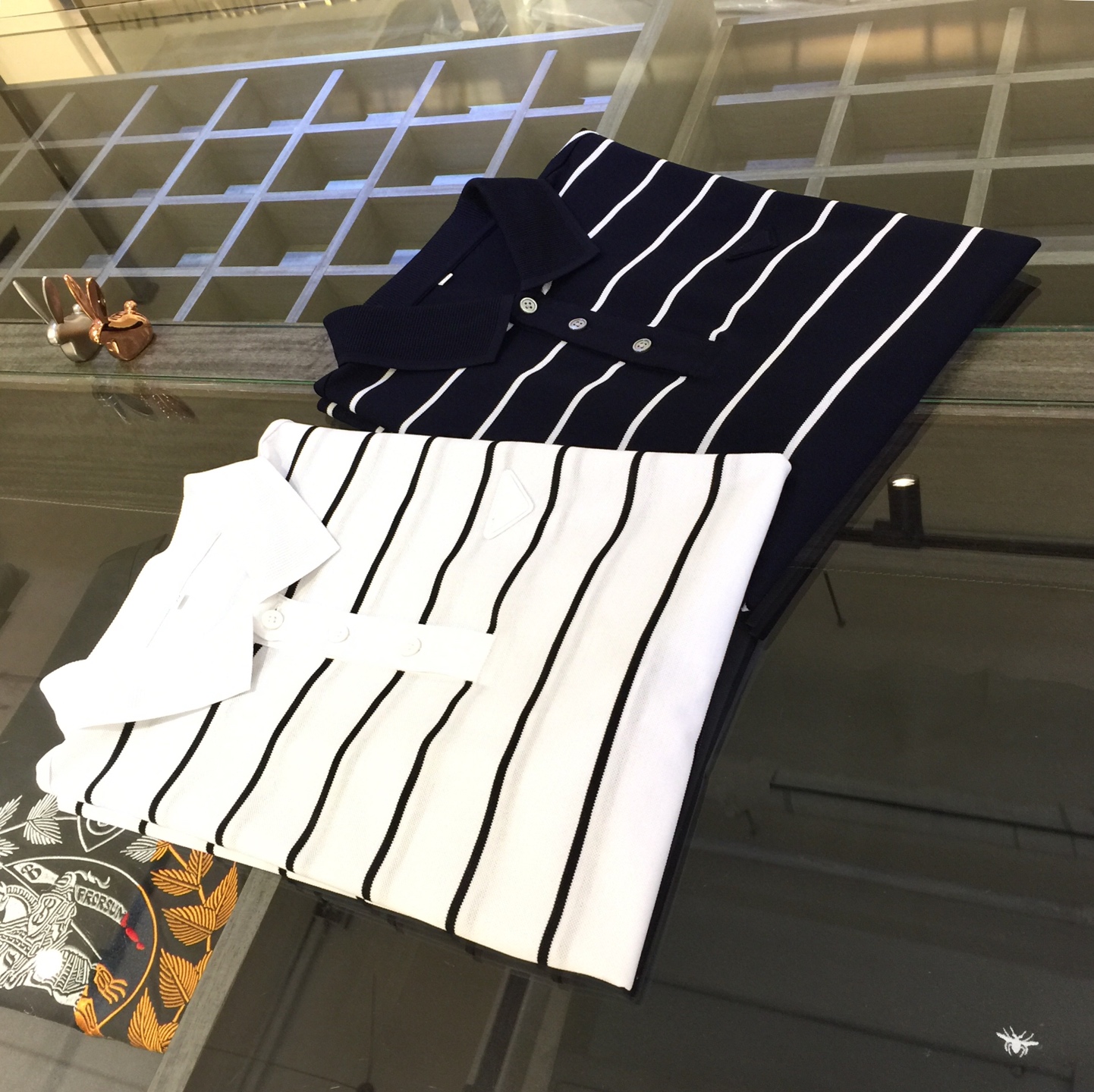 NO:509111,Dijia’s important recommendation!  The latest series of 2025AW, versatile commuting at work, elegant design, a must-have for business elites, striped design integrated into one!  Exquisite brand inverted triangle logo on the chest!  It uses imported double mercerated bead floor cotton fabric. Wen Ru is soft, delicate and soft. The upper body is naturally comfortable. The lapel business casual slim fit can be worn both in business and leisure. It highlights the overall styling and slim feel. The overall craftsmanship line is really impeccable. This kind of lapel fashion adds points to urban fashion people and has a more gentlemanly charm!  Dark blue/white!  Size M~XXXL (model/125 catties wear M), dior, alexander wang19860909迪家重磅推荐！2025AW最新系列 上班通勤百搭 富于优雅的设计感 商务精英必备 条纹设计一体成型！胸前精致品牌倒三角Logo！采用进口双丝光珠地棉面料 温儒柔软 细腻柔软 上身自然是舒适 翻领商务休闲修身款 无论是商务还是休闲时候都可穿搭 非常的凸显整体的造型感以及修身上身感 整体的工艺车线真的是无可挑剔的 这样的一款翻领时装 无不为都市时尚人士加分 更加的绅士韵味十足范！深蓝色/白色！尺码M～XXXL（模特/125斤穿M）,,dior,alexander wang,Men's clothing