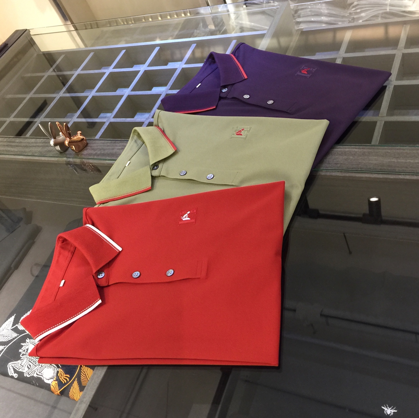 NO:509117,Hjia's latest summer series in 2025, versatile commuting to work, elegant design, a must-have for business elites, made of mulberry silk and mercerized bead floor cotton blend fabric Wenru soft, delicate and soft, the upper body is naturally comfortable, lapel business casual slim fit style, you can wear it in both business and leisure!  It highlights the overall styling and body-slimming feeling. The overall craftsmanship line is really impeccable. This kind of lapel fashion adds points to urban fashion people and has a more gentlemanly charm!  Dark purple/military green/brick red!  Size M~XXXL (model/125 catties wear M), alexander wang19860909H家2025夏季最新系列 上班通勤百搭 富于优雅的设计感 商务精英必备 采用桑蚕丝、丝光珠地棉混纺面料 温儒柔软 细腻柔软 上身自然是舒适 翻领商务休闲修身款 无论是商务还是休闲时候都可穿搭！非常的凸显整体的造型感以及修身上身感 整体的工艺车线真的是无可挑剔的 这样的一款翻领时装 无不为都市时尚人士加分 更加的绅士韵味十足范！暗紫色/军绿色/砖红色！尺码M～XXXL（模特/125斤穿M）,,alexander wang,Men's clothing