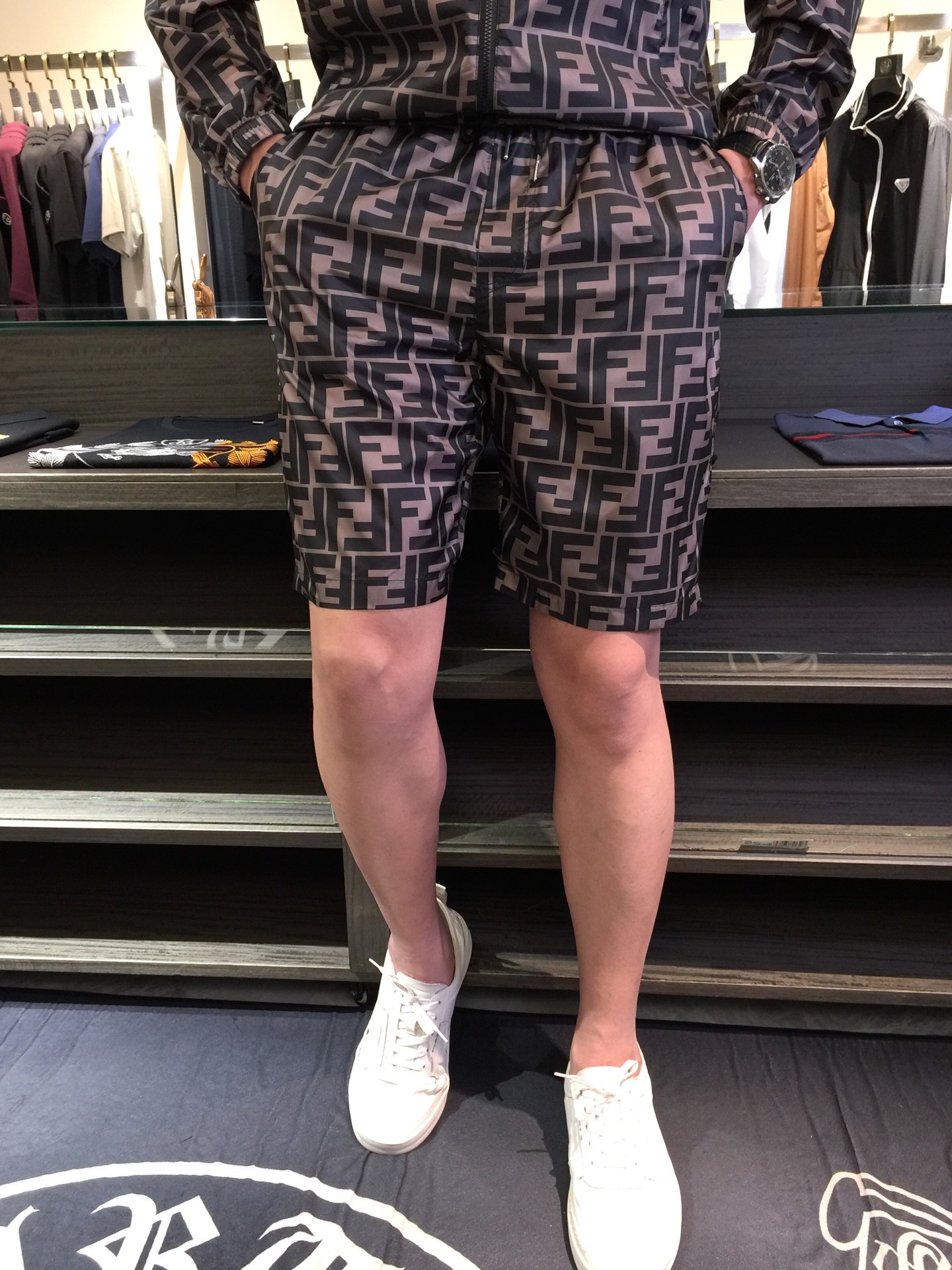 NO:509121,/Set Shorts Details F Home 2025 New Product, Men's Summer Sports and Casual Sun Protection Clothing Set, Hooded Long Sleeve Jacket and Shorts Combination, It is also very practical to wear alone, very smooth and comfortable imported sun protection fabric, 2025 Summer Series draws inspiration from the collection elements, suitable for wearing multiple age groups, and a variety of craftsmanship is integrated, and the details are visible, exquisite and durable!  Size M~XXXL (model/125 catties wear M), fendi, shorts, jackets & coats, hats, alexander wang19860909/套 短裤细节F家2025新品,男士夏季运动休闲防晒服套装,连帽长袖外套和短裤的组合,单穿也很实用,非常顺滑舒适的进口防晒面料,2025夏季系列 典藏元素中汲取灵感,适合多个年龄段穿着,多种工艺融入 细节可见 精致又耐看！尺码M～XXXL（模特/125斤穿M）,,fendi,shorts,jackets & coats,hats,alexander wang,Men's clothing