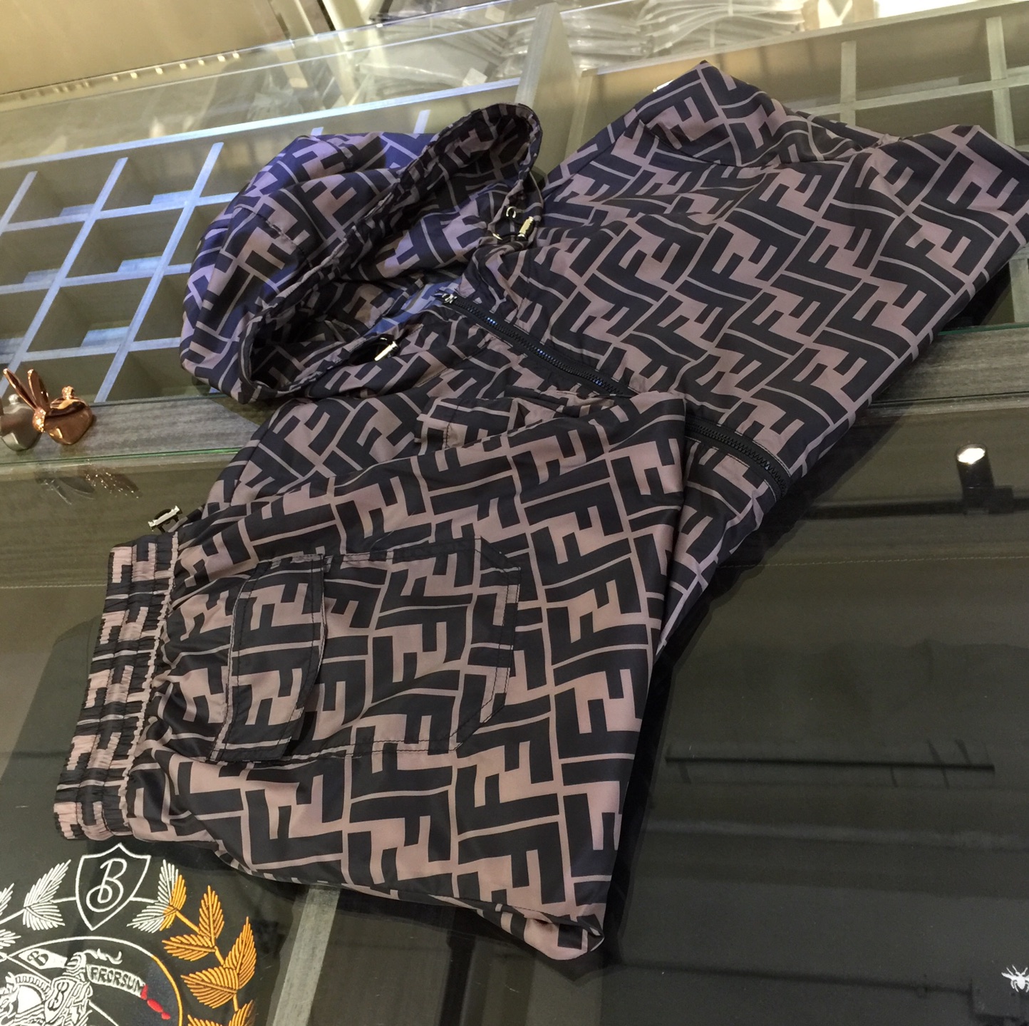 NO:509123,/Set Top details F Home 2025 new product, men's summer sports and casual sun protection suit, hooded long-sleeved jacket and shorts combination, it is also very practical to wear alone, very smooth and comfortable imported sun protection fabric, 2025 summer series draws inspiration from the collection elements, suitable for wearing multiple age groups, and a variety of craftsmanship is integrated, the details are visible, exquisite and durable!  Size M~XXXL (model/125 catties wear M), fendi, shorts, jackets & coats, hats, alexander wang19860909/套 上衣细节F家2025新品,男士夏季运动休闲防晒服套装,连帽长袖外套和短裤的组合,单穿也很实用,非常顺滑舒适的进口防晒面料,2025夏季系列 典藏元素中汲取灵感,适合多个年龄段穿着,多种工艺融入 细节可见 精致又耐看！尺码M～XXXL（模特/125斤穿M）,,fendi,shorts,jackets & coats,hats,alexander wang,Men's clothing