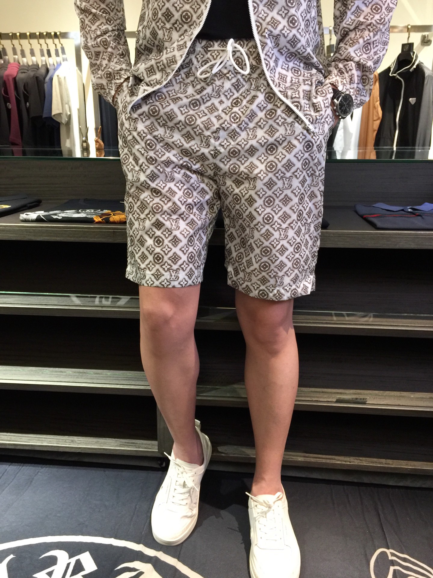 NO:509125,/Sets Details of Shorts Donkey Home 2025 new product, men's summer sports and casual sun protection suit, a combination of hooded long-sleeved jacket and shorts, it is also very practical to wear alone, very smooth and comfortable imported sun protection fabric, 2025 Summer Series draws inspiration from the collection elements, suitable for wearing multiple age groups, and a variety of craftsmanship is integrated, the details are visible, exquisite and durable!  Size M~XXXL (model/125 catties wear M), louis vuitton,louis vuitton,shorts,jackets & coats,hats,alexander wang19860909/套 短裤细节驴家2025新品,男士夏季运动休闲防晒服套装,连帽长袖外套和短裤的组合,单穿也很实用,非常顺滑舒适的进口防晒面料,2025夏季系列 典藏元素中汲取灵感,适合多个年龄段穿着,多种工艺融入 细节可见 精致又耐看！尺码M～XXXL（模特/125斤穿M）,,louis vuitton,louis vuitton,shorts,jackets & coats,hats,alexander wang,Men's clothing