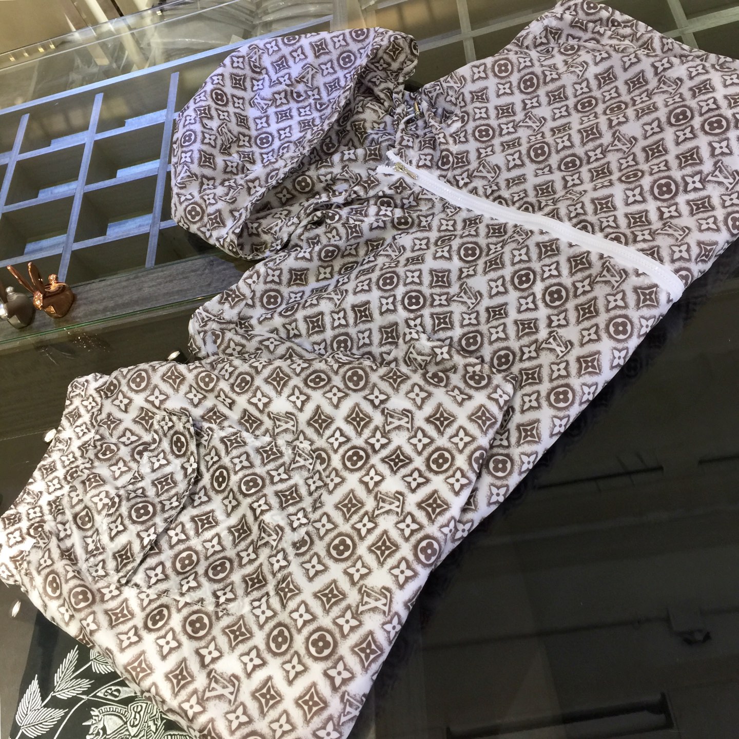 NO:509127,/Set Top details, new products of Donkey Home 2025, men's summer sports and casual sun protection suit, a combination of hooded long-sleeved jacket and shorts, it is also very practical to wear alone, very smooth and comfortable imported sun protection fabric, 2025 summer series draws inspiration from the collection elements, suitable for wearing multiple age groups, and a variety of craftsmanship is integrated, the details are visible, exquisite and durable!  Size M~XXXL (model/125 catties wear M), louis vuitton,louis vuitton,shorts,jackets & coats,hats,alexander wang19860909/套 上衣细节驴家2025新品,男士夏季运动休闲防晒服套装,连帽长袖外套和短裤的组合,单穿也很实用,非常顺滑舒适的进口防晒面料,2025夏季系列 典藏元素中汲取灵感,适合多个年龄段穿着,多种工艺融入 细节可见 精致又耐看！尺码M～XXXL（模特/125斤穿M）,,louis vuitton,louis vuitton,shorts,jackets & coats,hats,alexander wang,Men's clothing