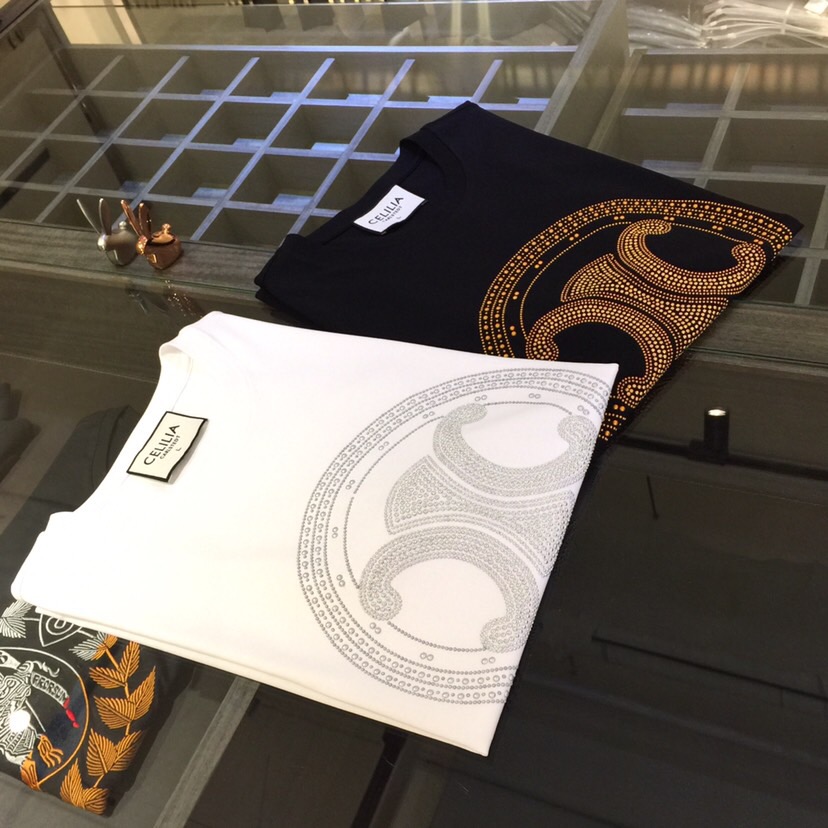 NO:509116,Selin's 2025 summer European products are available in the instant kill all versions!  Classic and fashionable versatile round neck short sleeves, customized mercerized cotton super soft fabric, three-dimensional ironing diamond logo on the chest!  The luxurious design is super beautiful!  Basic base shirts are indispensable for men's wardrobe. They can be matched with various clothing anytime and anywhere to meet your daily needs. The fabrics and factories we choose are all used by first-tier brands, so we recommend buying them!  Black/white!  Size M~XXXL (model/125 catties wear M), celine, T-shirt, alexander wang19860909赛琳家2025夏季欧货新品 秒杀一切版本！经典时尚百搭圆领短袖 订制丝光棉超柔软面料 胸前立体烫钻Logo！奢华设计超好看！男人的衣柜都少不了基础打底衫 随时随地都可以拿来搭配各种服饰 满足您日常生活需求.我们所选择的面料及工厂都是一线品牌所使用的,推荐入手！黑色/白色！尺码M～XXXL（模特/125斤穿M）,,celine,T-shirt,alexander wang,Men's clothing