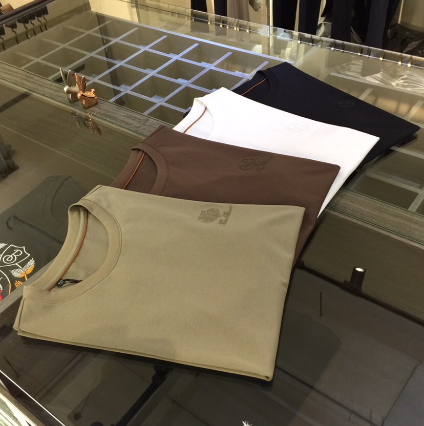 NO:509119,LP Fat Brother Gospel Summer New Product, Snap All Versions in a flash!  Classic and fashionable versatile round neck short sleeves, exquisite three-dimensional logo design on the chest!  Customized silk-blend soft fabrics. Basic base shirts are indispensable for men's wardrobes. They can be matched with various clothing anytime and anywhere to meet your daily needs. The fabrics and factories we choose are all used by first-tier brands, so we recommend buying them!  Black/white/coffee/gray-green!  Size M~4XL (model/125 catties wear M), loro piana, T-shirt, alexander wang19860909LP家胖哥哥福音夏季新品 秒杀一切版本！经典时尚百搭圆领短袖 胸前精美立体Logo设计！订制蚕丝混纺柔软面料 男人的衣柜都少不了基础打底衫 随时随地都可以拿来搭配各种服饰 满足您日常生活需求.我们所选择的面料及工厂都是一线品牌所使用的,推荐入手！黑色/白色/咖色/灰绿色！尺码M～4XL（模特/125斤穿M）,,loro piana,T-shirt,alexander wang,Men's clothing