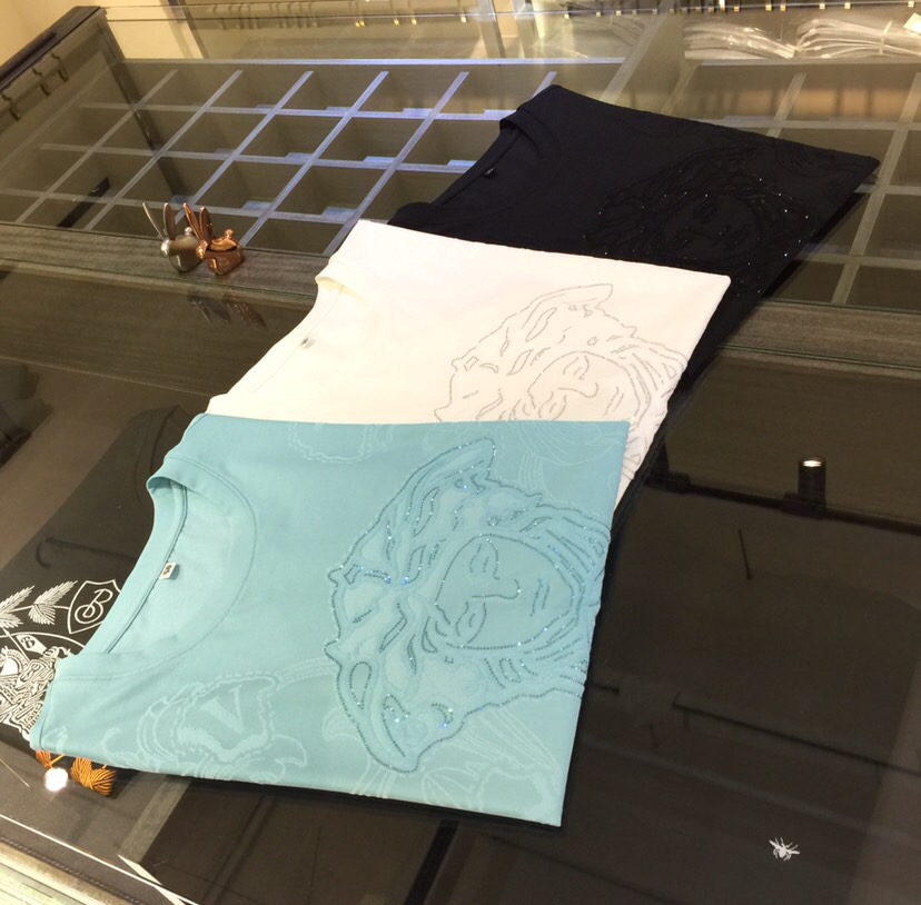 NO:509122,Fanjia 2025 summer new product, classic and fashionable versatile round neck short-sleeved shirt, styled fabric (imported copper ammonia silk), imported original double-strand yarn, soft and delicate fabric, heavy industry Medusa avatar design!  You can match various clothing anytime, anywhere to meet your daily needs. The fabrics and factories we choose are all used by first-tier brands. Please buy them now!  Size black/white/blue!  M～XXXL (model/jin wear M), T-shirt,alexander wang19860909范家2025夏季新品 经典时尚百搭圆领短袖衫 订织面料（进口铜氨丝）进口原版双股纱线 面料柔软细腻 重工美杜莎头像设计！随时随地都可以拿来搭配各种服饰 满足您日常生活需求.我们所选择的面料及工厂都是一线品牌所使用的,亲们赶紧入手！尺码黑色/白色/蓝色！M～XXXL（模特/斤穿M）,,T-shirt,alexander wang,Men's clothing