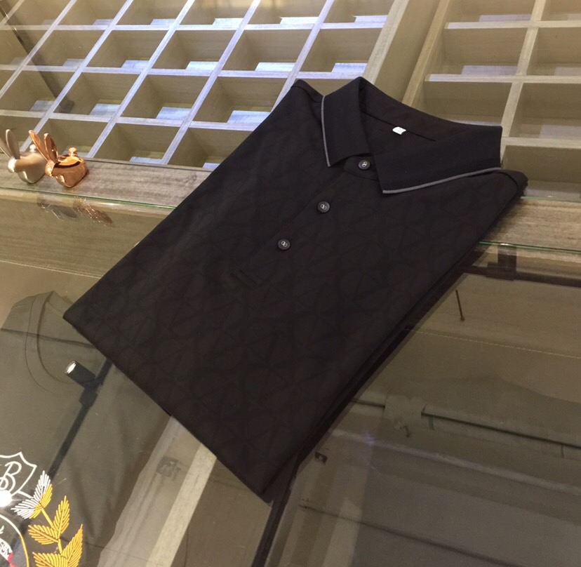 NO:509126,Recommended by Warren Home Products!  The latest series of 2025AW, versatile commuting at work, elegant design, a must-have for business elites, exquisite logo design for dresses!  It uses 120 mercerized cotton plain fabric with high gram weight. Wen Ru is soft, delicate and soft. The upper body is naturally comfortable. The lapel business casual slim fit can be worn both in business and leisure. It highlights the overall styling and slim body feel. The overall craftsmanship line is really impeccable. This kind of lapel fashion adds points to urban fashion people and has a more gentlemanly charm!  Black/white/coffee!  Size M~XXXL (model 175/125 catties wear M), valentino, alexander wang19860909华伦家臻品推荐！2025AW最新系列 上班通勤百搭 富于优雅的设计感 商务精英必备 整衣精美Logo设计！采用高克重120支丝光棉平纹面料 温儒柔软 细腻柔软 上身自然是舒适 翻领商务休闲修身款 无论是商务还是休闲时候都可穿搭 非常的凸显整体的造型感以及修身上身感 整体的工艺车线真的是无可挑剔的 这样的一款翻领时装 无不为都市时尚人士加分 更加的绅士韵味十足范！黑色/白色/咖色！尺码M～XXXL（模特175/125斤穿M）,,valentino,alexander wang,Men's clothing