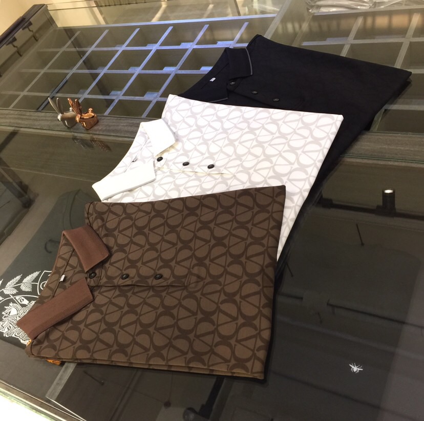 NO:508070,Recommended by Warren Home Products!  The latest series of 2025AW, versatile commuting at work, elegant design, a must-have for business elites, exquisite logo design for dresses!  It uses 120 mercerized cotton plain fabric with high gram weight. Wen Ru is soft, delicate and soft. The upper body is naturally comfortable. The lapel business casual slim fit can be worn both in business and leisure. It highlights the overall styling and slim body feel. The overall craftsmanship line is really impeccable. This kind of lapel fashion adds points to urban fashion people and has a more gentlemanly charm!  Black/white/coffee!  Size M~XXXL (model/125 catties wear M), valentino, alexander wang19860909华伦家臻品推荐！2025AW最新系列 上班通勤百搭 富于优雅的设计感 商务精英必备 整衣精美Logo设计！采用高克重120支丝光棉平纹面料 温儒柔软 细腻柔软 上身自然是舒适 翻领商务休闲修身款 无论是商务还是休闲时候都可穿搭 非常的凸显整体的造型感以及修身上身感 整体的工艺车线真的是无可挑剔的 这样的一款翻领时装 无不为都市时尚人士加分 更加的绅士韵味十足范！黑色/白色/咖色！尺码M～XXXL（模特/125斤穿M）,,valentino,alexander wang,Men's clothing