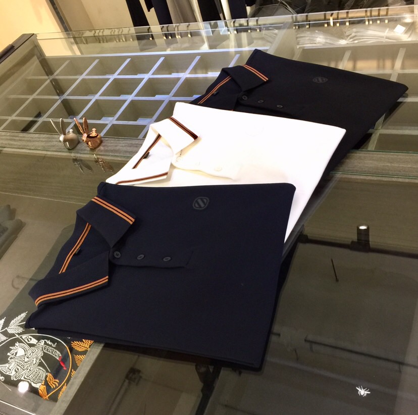 NO:508083,Ze Fat Brother Gospel 1975AW latest series, versatile commuting to work, elegant design, a must-have for business elites, using Gaoke heavy mercerized cotton fabric, Wen Ru soft, delicate and soft, the upper body is naturally comfortable, lapel business casual slim fit, chest brand logo iron design!  You can wear it in business or casual!  It highlights the overall styling and body-slimming feeling. The overall craftsmanship line is really impeccable. This kind of lapel fashion adds points to urban fashion people and has a more gentlemanly charm!  Black/white/dark blue!  Size M～4XL (model/catties wear M), alexander wang19860909Ze家胖哥哥福音1975AW最新系列 上班通勤百搭 富于优雅的设计感 商务精英必备 采用高克重丝光棉面料 温儒柔软 细腻柔软 上身自然是舒适 翻领商务休闲修身款 胸前品牌Logo烫压设计！无论是商务还是休闲时候都可穿搭！非常的凸显整体的造型感以及修身上身感 整体的工艺车线真的是无可挑剔的 这样的一款翻领时装 无不为都市时尚人士加分 更加的绅士韵味十足范！黑色/白色/深蓝色！尺码M～4XL（模特/斤穿M）,,alexander wang,Men's clothing