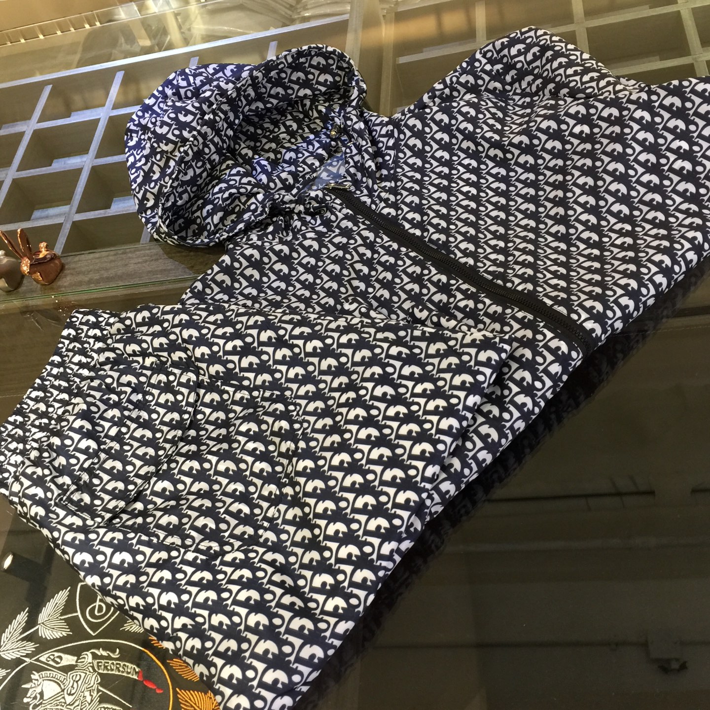 NO:508093,/Set Top details Dijia 2025 new product, men's summer sports and casual sun protection suit, hooded long-sleeved jacket and shorts combination, it is also very practical to wear alone, very smooth and comfortable imported sun protection fabric, 2025 summer series draws inspiration from the collection elements, suitable for wearing multiple ages, and a variety of craftsmanship is integrated, the details are visible, exquisite and durable!  Size M~XXXL (model/125 catties wear M), dior, shorts, jackets & coats, hats, alexander wang19860909/套 上衣细节迪家2025新品,男士夏季运动休闲防晒服套装,连帽长袖外套和短裤的组合,单穿也很实用,非常顺滑舒适的进口防晒面料,2025夏季系列 典藏元素中汲取灵感,适合多个年龄段穿着,多种工艺融入 细节可见 精致又耐看！尺码M～XXXL（模特/125斤穿M）,,dior,shorts,jackets & coats,hats,alexander wang,Men's clothing