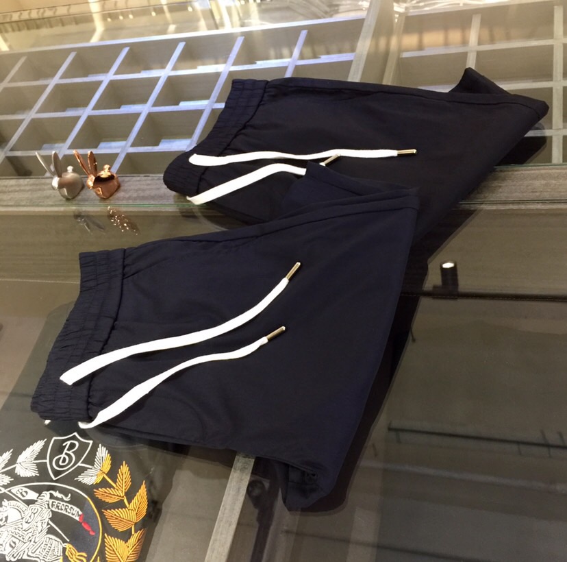 NO:508074,Paul's latest summer shorts in 2025. Production from OEM. Elastic waist design casual pants. Custom imported top-grade fabrics, combed cotton and linen blend. Good comfort. The upper body has no sense of restraint. High-end style, and the upper body makes the legs look slender. It is definitely a rare good product. Black/dark blue!  Size M~4XL (model/125 catties wear M), loewe, shorts, alexander wang19860909保罗家2025夏季最新款短裤.代工厂出品.松紧腰设计休闲裤 定制进口顶级面料、精梳棉麻混纺.舒适度佳.上身毫无束缚感.高版型、上身显腿修长.绝对是不可多得的好货.黑色/深蓝色！尺码M～4XL（模特/125斤穿M）,,loewe,shorts,alexander wang,Men's clothing