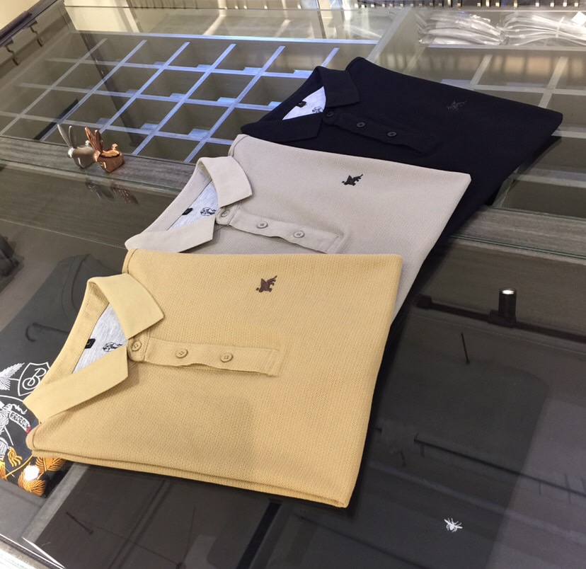 NO:508094,BC Fat Brother Gospel 1975AW latest series, versatile commuting to work, elegant design, a must-have for business elites, using Gaoke heavy mercerized cotton fabric, Wen Ru soft, delicate and soft, the upper body is naturally comfortable, lapel business casual slim fit style, can be worn in both business and leisure!  It highlights the overall styling and body-slimming feeling. The overall craftsmanship line is really impeccable. This kind of lapel fashion adds points to urban fashion people and has a more gentlemanly charm!  Black/Gray/Khaki!  Size M～4XL (model/catties wear M), chanel, alexander wang19860909BC家胖哥哥福音1975AW最新系列 上班通勤百搭 富于优雅的设计感 商务精英必备 采用高克重丝光棉面料 温儒柔软 细腻柔软 上身自然是舒适 翻领商务休闲修身款 无论是商务还是休闲时候都可穿搭！非常的凸显整体的造型感以及修身上身感 整体的工艺车线真的是无可挑剔的 这样的一款翻领时装 无不为都市时尚人士加分 更加的绅士韵味十足范！黑色/灰色/卡其色！尺码M～4XL（模特/斤穿M）,,chanel,alexander wang,Men's clothing