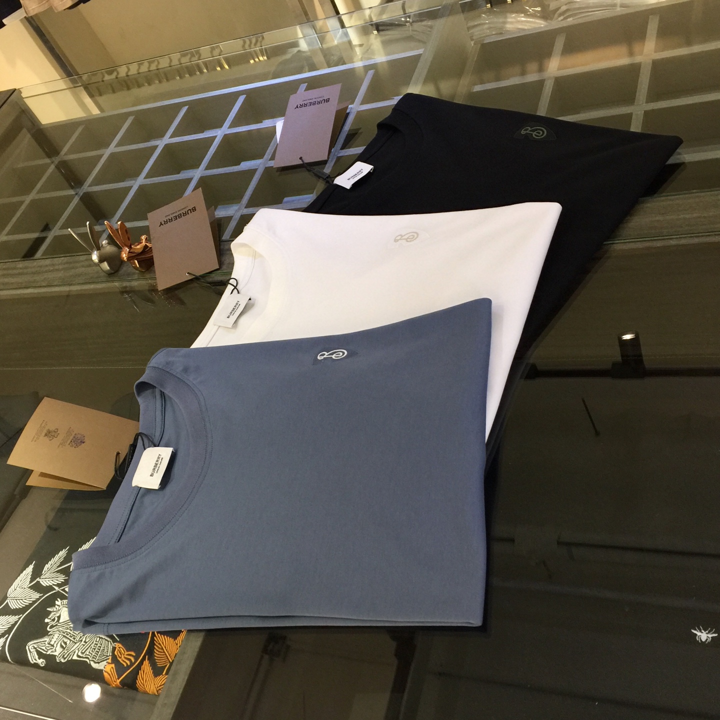 NO:508110,B Family 2025 summer new product, instantly kill all versions!  Classic and fashionable versatile round neck short sleeves, customized double mercerized cotton super soft fabric, chest embroidered logo design!  Basic base shirts are indispensable for men's wardrobe. They can be matched with various clothing anytime and anywhere to meet your daily needs. The fabrics and factories we choose are all used by first-tier brands, so we recommend buying them!  Black/white/blue!  Size M~XXXL (model/kilogram wear M), T-shirt, alexander wang19860909B家2025夏季新品 秒杀一切版本！经典时尚百搭圆领短袖 订制双丝光棉超柔软面料 胸前刺绣Logo设计！男人的衣柜都少不了基础打底衫 随时随地都可以拿来搭配各种服饰 满足您日常生活需求.我们所选择的面料及工厂都是一线品牌所使用的,推荐入手！黑色/白色/蓝色！尺码M～XXXL（模特/斤穿M）,,T-shirt,alexander wang,Men's clothing