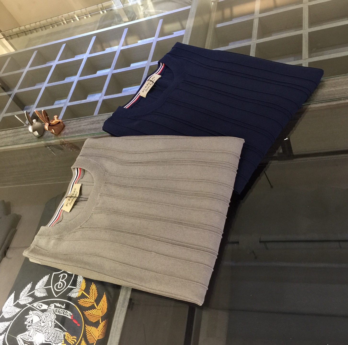 NO:142316,B Family 2025 company original order, high-end and high-end!  Round neck design!  Yilit, a must-have fabric control!  Breathable fabric!  Endless craftsmanship!  The touch is soft, smooth, cool and breathable, and you can't forget it once you wear it!  Yilitian wood silk, light luxury upstart fabric, imported viscose fiber!  Imported viscose fiber fabric!  It comes from natural wood extraction to ensure natural skin-friendly and healthy. It is a high-end technological fabric with a series of advantages such as silky, elastic, breathable, soft drooping, etc.!  Combined with nylon fiber, it brings a good sense of silky and drooping!  Absolutely high-end fabric!  Highly recommended!  Dark blue/gray green!  Size M~XXXL (model/kilogram wear M), alexander wang19860909B家2025公司原版订单 高端上档次！圆领设计！面料控必入的伊力特！会呼吸的面料！无边工艺！手感柔软、光滑凉爽、透气,一穿便无法忘怀！伊力特天木丝 轻奢新贵面料 进口粘胶纤维！进口粘胶纤维面料！来自天然木材提取,确保天然亲肤健康,是一种高端的科技面料,上身具有丝滑,q弹,透气,柔软垂坠等一系列优点！结合锦纶纤维,带来很好的丝滑感和垂顺感！绝对的高档次面料！强烈推荐！深蓝色/灰绿色！尺码M～XXXL（模特/斤穿M）,,alexander wang,Men's clothing