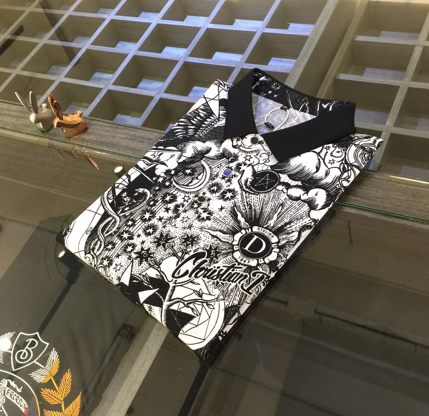 NO:142299,Dijia’s latest short-sleeved lapel shirt in summer 2025!  High-end silk cotton fabric, breathable, comfortable, delicate and soft, all original customized products, and high-end digital printing of the whole dress!  High-end quality!  High-quality shipment, fashionable and stylish upper body!  Size M~XXXL (model/jin wear M), dior, T-shirt, alexander wang19860909迪家2025夏季最新发布短袖翻领衫！高档天丝棉面料,透气舒适细腻柔软,面料,辅料全部原版定制出品,整衣高档数码印花！品质高端！高品质出货,上身时尚有型！尺码M～XXXL（模特/斤穿M）,,dior,T-shirt,alexander wang,Men's clothing