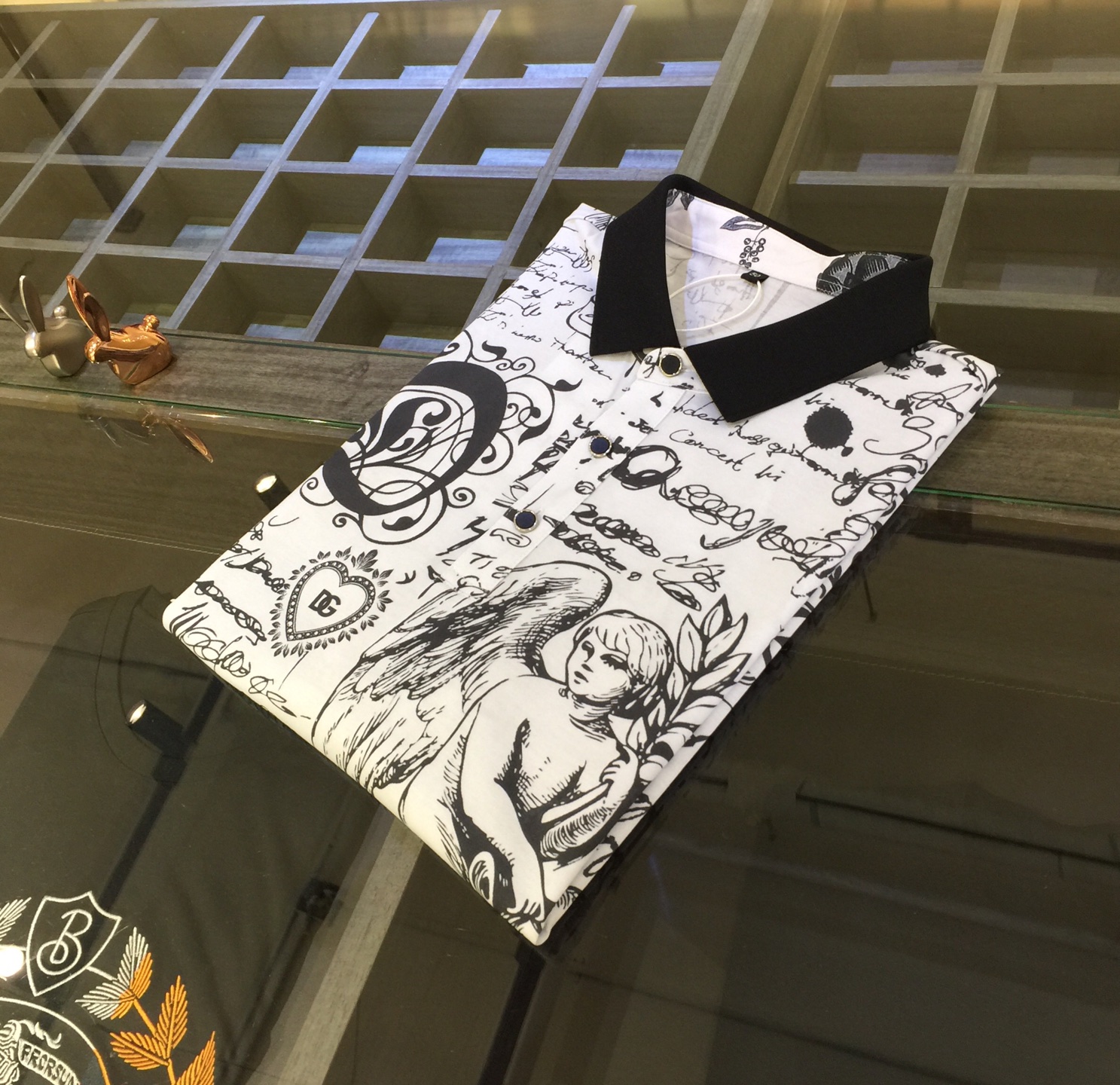 NO:142301,Dujia’s latest short-sleeved lapel shirt in summer 2025!  High-end silk cotton fabric, breathable, comfortable, delicate and soft, all original customized products, and high-end digital printing of the whole dress!  High-end quality!  High-quality shipment, fashionable and stylish upper body!  Size M~XXXL (model/kilogram wear M), T-shirt, alexander wang19860909杜家2025夏季最新发布短袖翻领衫！高档天丝棉面料,透气舒适细腻柔软,面料,辅料全部原版定制出品,整衣高档数码印花！品质高端！高品质出货,上身时尚有型！尺码M～XXXL（模特/斤穿M）,,T-shirt,alexander wang,Men's clothing