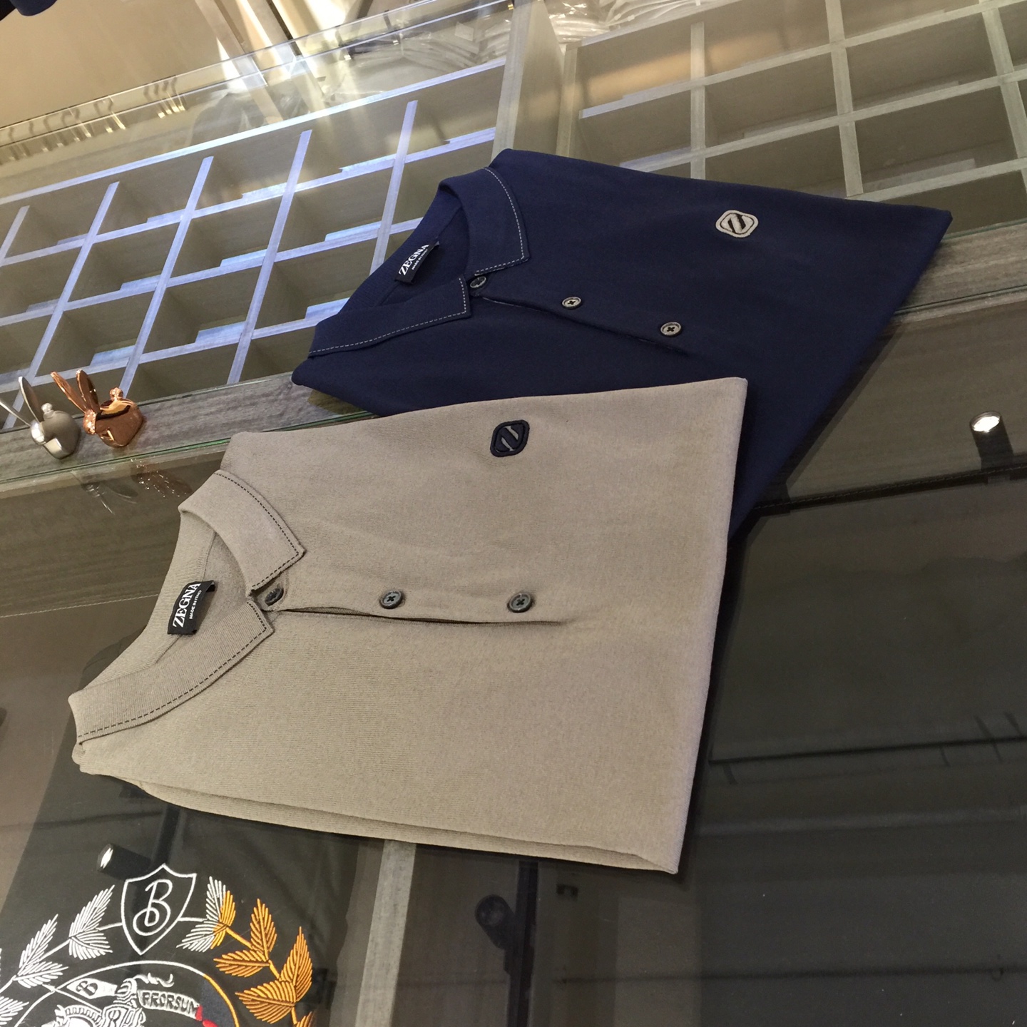 NO:142303,Ze's big recommendation!  The latest series of 2025AW, versatile commuting at work, elegant design, a must-have for business elites!  Use high-weight mulberry silk Yilit blended knitted foot cloth fabric!  Wen Ru is soft, delicate and soft, and the upper body is naturally comfortable. The lapel is a business casual slim fit. It can be worn in both business and leisure, which highlights the overall styling and slim body feel. The overall craftsmanship line is really impeccable. This kind of fashion adds points to urban fashion people and has a more gentlemanly charm!  Dark blue/gray green!  Size M~XXXL (model/kilogram wear M), alexander wang19860909Ze家重磅推荐！2025AW最新系列 上班通勤百搭 富于优雅的设计感 商务精英必备！采用高克重桑蚕丝伊力特混纺针织起脚布面料！温儒柔软 细腻柔软 上身自然是舒适 翻领商务休闲修身款 无论是商务还是休闲时候都可穿搭 非常的凸显整体的造型感以及修身上身感 整体的工艺车线真的是无可挑剔的 这样的一款时装 无不为都市时尚人士加分 更加的绅士韵味十足范！深蓝色/灰绿色！尺码M～XXXL（模特/斤穿M）,,alexander wang,Men's clothing