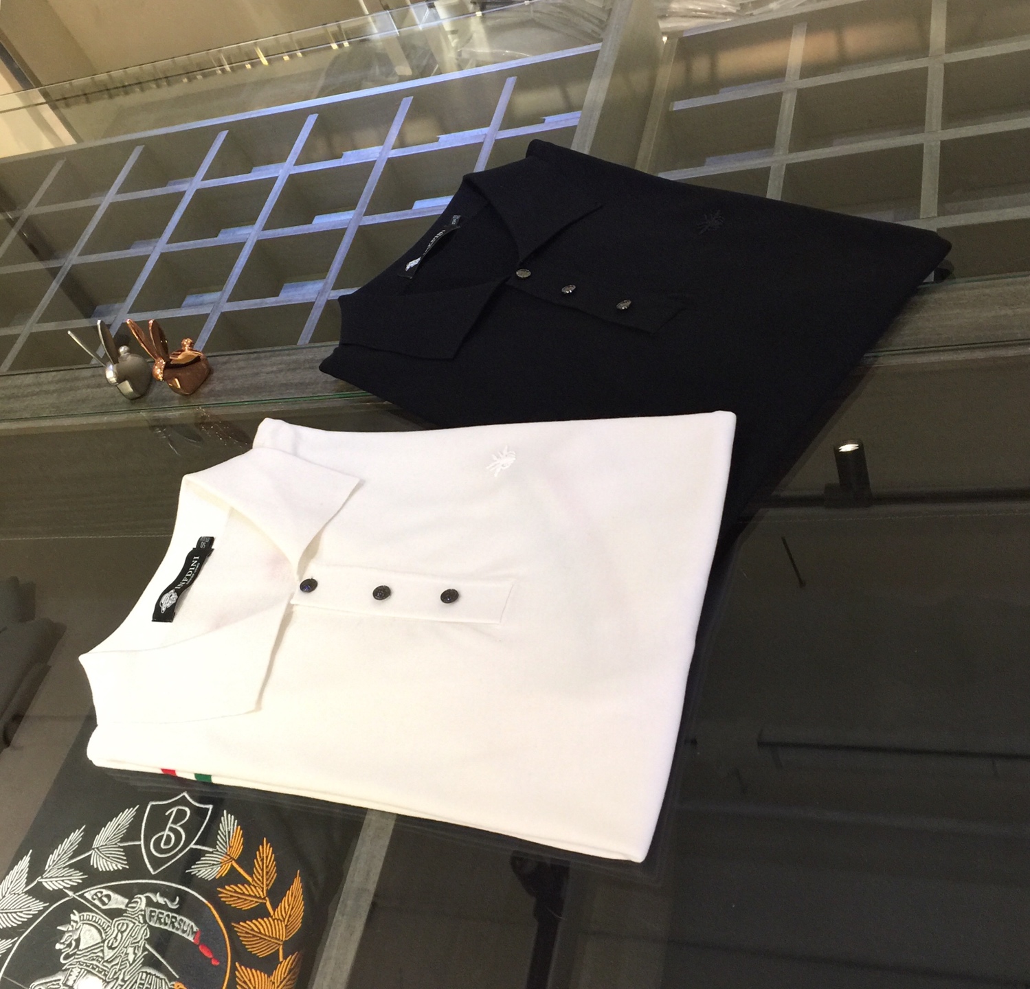 NO:142305,G family’s major recommendation!  The latest series of 2025AW, versatile commuting at work, elegant design, a must-have for business elites!  Use high-weight mulberry silk Yilit blended knitted foot cloth fabric!  Wen Ru is soft, delicate and soft, and the upper body is naturally comfortable. The lapel is a business casual slim fit. It can be worn in both business and leisure, which highlights the overall styling and slim body feel. The overall craftsmanship line is really impeccable. This kind of fashion adds points to urban fashion people and has a more gentlemanly charm!  Black/white!  Size M~XXXL (model/jin wear M), gucci, alexander wang19860909G家重磅推荐！2025AW最新系列 上班通勤百搭 富于优雅的设计感 商务精英必备！采用高克重桑蚕丝伊力特混纺针织起脚布面料！温儒柔软 细腻柔软 上身自然是舒适 翻领商务休闲修身款 无论是商务还是休闲时候都可穿搭 非常的凸显整体的造型感以及修身上身感 整体的工艺车线真的是无可挑剔的 这样的一款时装 无不为都市时尚人士加分 更加的绅士韵味十足范！黑色/白色！尺码M～XXXL（模特/斤穿M）,,gucci,alexander wang,Men's clothing