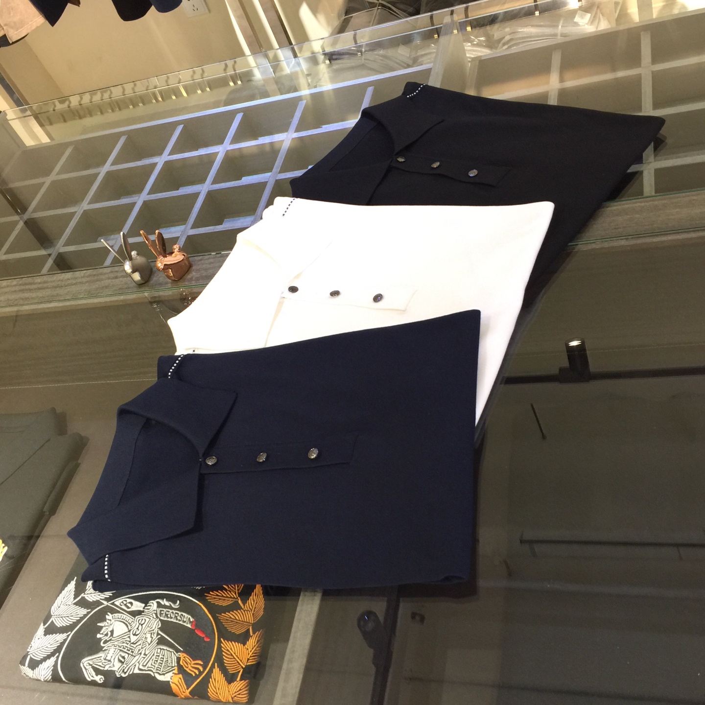 NO:142307,A big recommendation!  The latest series of 2025AW, versatile commuting at work, elegant design, a must-have for business elites!  Use high-weight mulberry silk Yilit blended knitted foot cloth fabric!  Wen Ru is soft, delicate and soft, and the upper body is naturally comfortable. The lapel is a business casual slim fit. It can be worn in both business and leisure, which highlights the overall styling and slim body feel. The overall craftsmanship line is really impeccable. This kind of fashion adds points to urban fashion people and has a more gentlemanly charm!  Black/white/dark blue!  Size M~XXXL (model/kilogram wear M), alexander wang19860909A家重磅推荐！2025AW最新系列 上班通勤百搭 富于优雅的设计感 商务精英必备！采用高克重桑蚕丝伊力特混纺针织起脚布面料！温儒柔软 细腻柔软 上身自然是舒适 翻领商务休闲修身款 无论是商务还是休闲时候都可穿搭 非常的凸显整体的造型感以及修身上身感 整体的工艺车线真的是无可挑剔的 这样的一款时装 无不为都市时尚人士加分 更加的绅士韵味十足范！黑色/白色/深蓝色！尺码M～XXXL（模特/斤穿M）,,alexander wang,Men's clothing