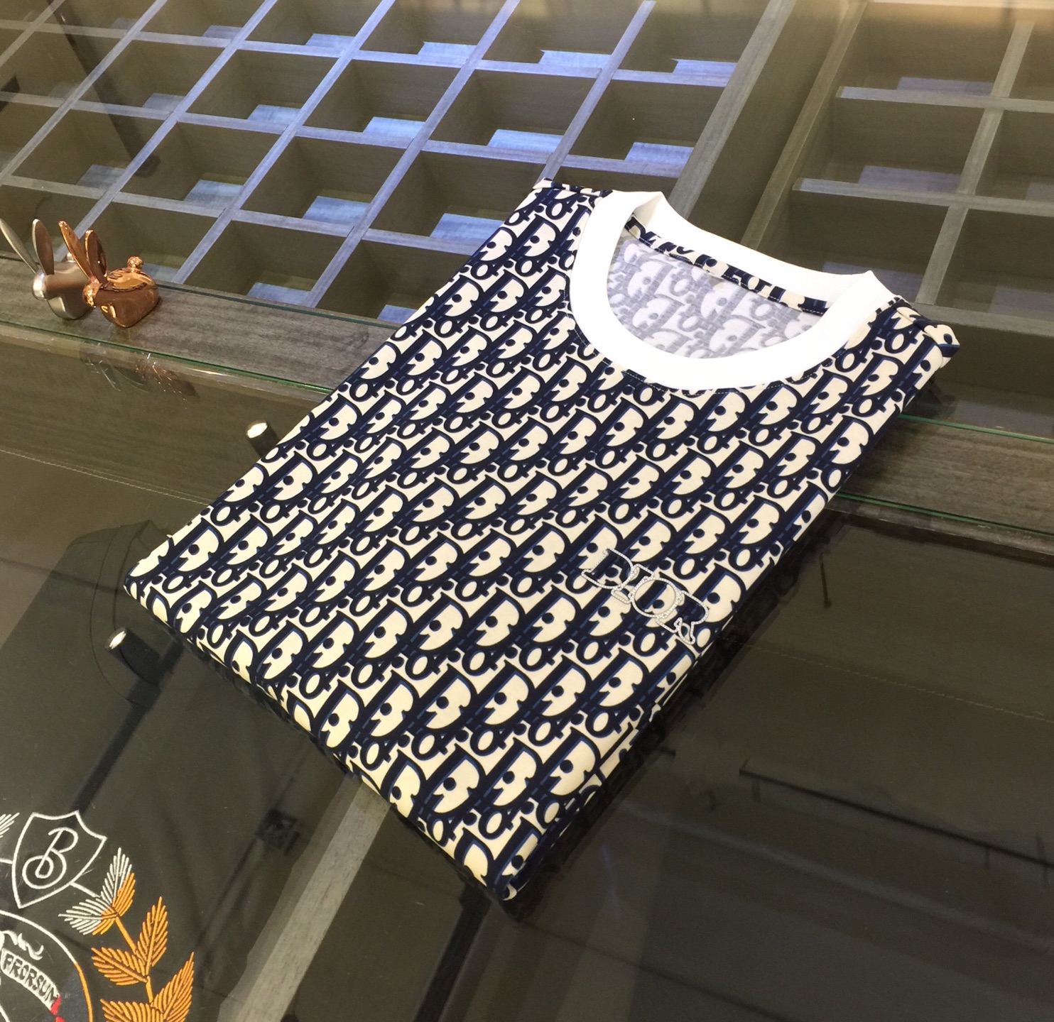 NO:142311,Dijia’s latest short-sleeved round-neck shirt is released in summer 2025!  High-end silk cotton fabric, breathable, comfortable, delicate and soft, all original custom-made fabrics and auxiliary materials, three-dimensional logo design on the chest!  High-end digital printing of dresses!  High-end quality!  High-quality shipment, fashionable and stylish upper body!  Size M~XXXL (model/125 catties wear M), dior, T-shirt, alexander wang19860909迪家2025夏季最新发布短袖圆领衫！高档天丝棉面料,透气舒适细腻柔软,面料,辅料全部原版定制出品,胸前立体Logo设计！整衣高档数码印花！品质高端！高品质出货,上身时尚有型！尺码M～XXXL（模特/125斤穿M）,,dior,T-shirt,alexander wang,Men's clothing