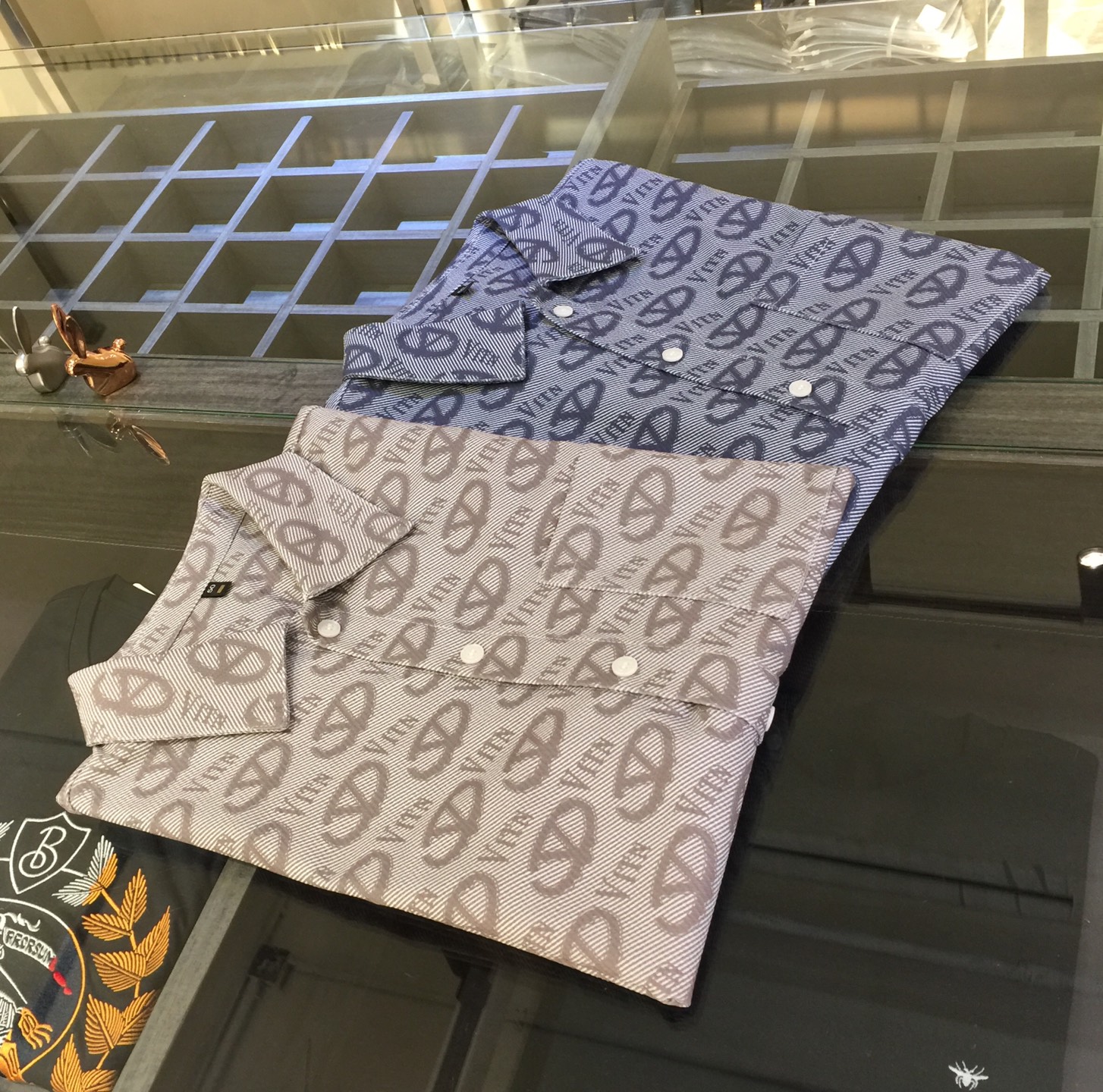 NO:142315,Warren Home 2025 ZG's latest hit short-sleeved shirt, a hot-selling product in Europe and America!  Selected Italian imported Tianshi cotton fabrics with loose styles, the whole brand is staggered in English and has a very charming look. There is no need to say more about the effect on the upper body!  Blue/card color!  Size M~XXXL (model/125 catties wear M), valentino, T-shirt, alexander wang19860909华伦家2025ZG最新爆款短袖衬衣 欧美ZG热销单品！精选意大利进口天丝棉面料搭配宽松版型,通体品牌英文错落相当彰显韵味,上身效果不用多说！蓝色/卡色！尺码M～XXXL（模特/125斤穿M）,,valentino,T-shirt,alexander wang,Men's clothing