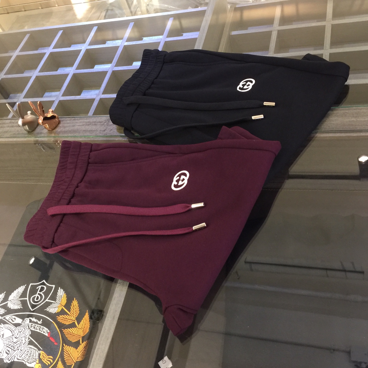 NO:142317,G Home's latest summer shorts in 2025. Production from OEM. Elastic waist design casual pants. Custom imported top-grade fabrics, combed cotton blend. Good comfort. The upper body has no sense of restraint. High-end style, and the upper body makes the legs look slender. It is definitely a rare good product. Black/burgundy!  Size M~4XL (model/125 catties wear M), gucci, shorts, alexander wang19860909G家2025夏季最新款短裤.代工厂出品.松紧腰设计休闲裤 定制进口顶级面料、精梳棉混纺.舒适度佳.上身毫无束缚感.高版型、上身显腿修长.绝对是不可多得的好货.黑色/酒红色！尺码M～4XL（模特/125斤穿M）,,gucci,shorts,alexander wang,Men's clothing