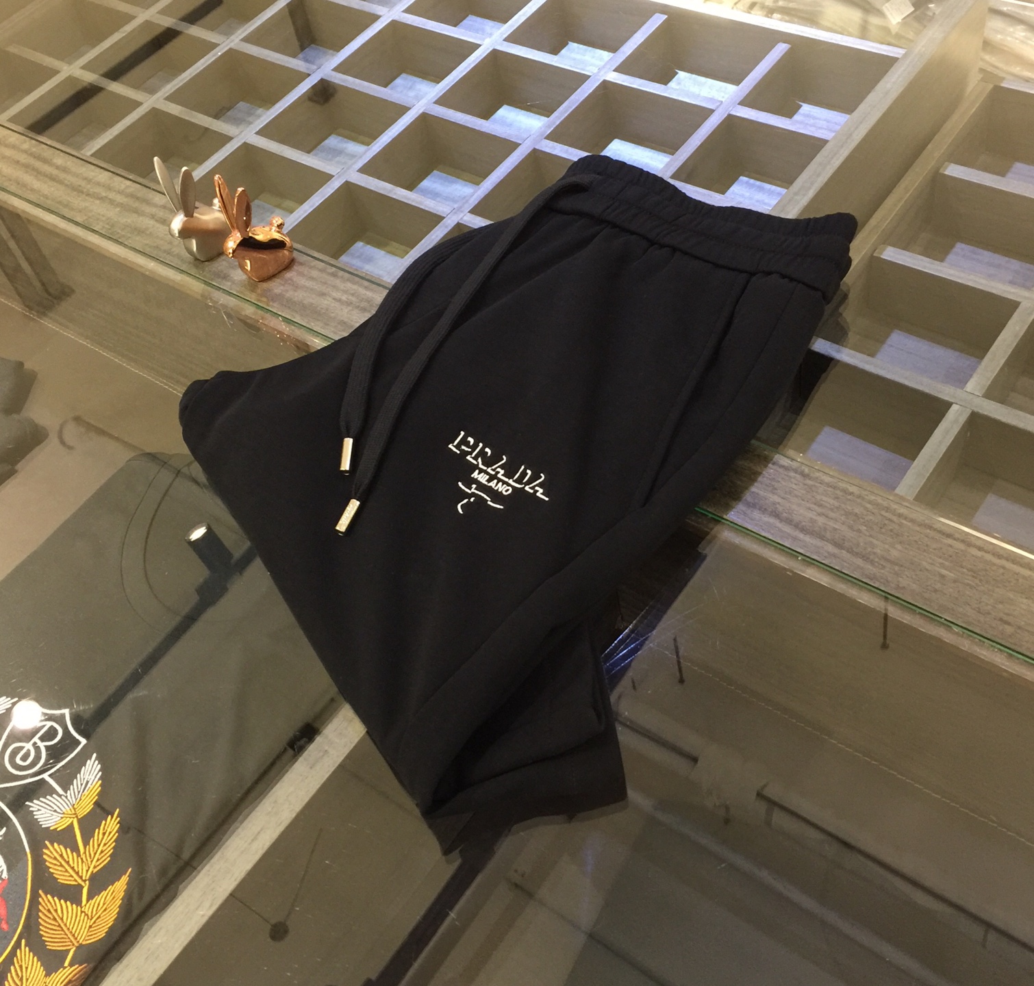 NO:142318,Pjia's latest summer shorts in 2025. Production from OEM. Elastic waist design casual pants. Custom imported top-grade fabrics, combed cotton blend. Good comfort. The upper body has no sense of restraint. High-end style, the upper body shows slender legs. It is definitely a rare good product. Size M~4XL (model/125 jin wearing M), shorts, alexander wang19860909P家2025夏季最新款短裤.代工厂出品.松紧腰设计休闲裤 定制进口顶级面料、精梳棉混纺.舒适度佳.上身毫无束缚感.高版型、上身显腿修长.绝对是不可多得的好货.尺码M～4XL（模特/125斤穿M）,,shorts,alexander wang,Men's clothing