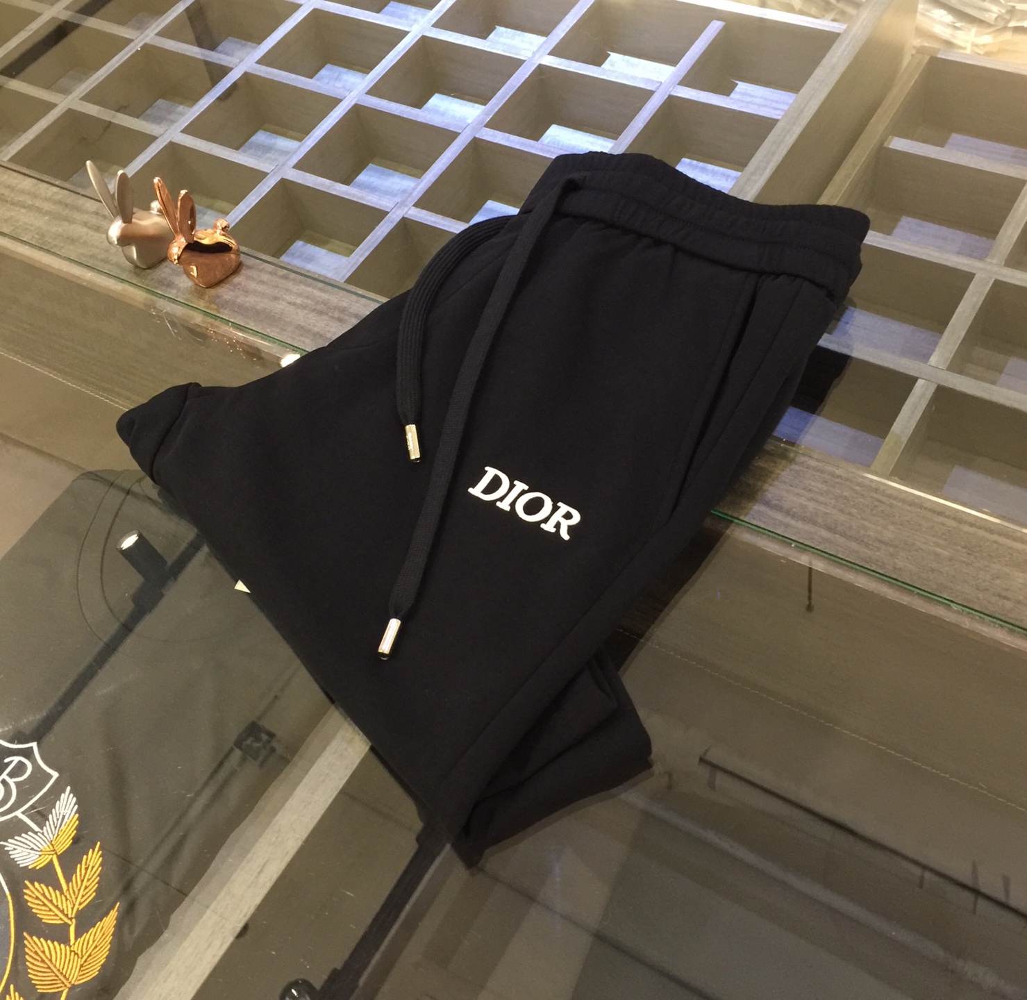 NO:142320,Dijia's latest summer shorts in 2025. Production from OEM. Elastic waist design casual pants. Custom imported top-grade fabrics, combed cotton blend. Good comfort. The upper body has no sense of restraint. High-end style, the upper body shows slender legs. It is definitely a rare good product. Size M~4XL (model/125 jin wearing M), dior, shorts, alexander wang19860909迪家2025夏季最新款短裤.代工厂出品.松紧腰设计休闲裤 定制进口顶级面料、精梳棉混纺.舒适度佳.上身毫无束缚感.高版型、上身显腿修长.绝对是不可多得的好货.尺码M～4XL（模特/125斤穿M）,,dior,shorts,alexander wang,Men's clothing