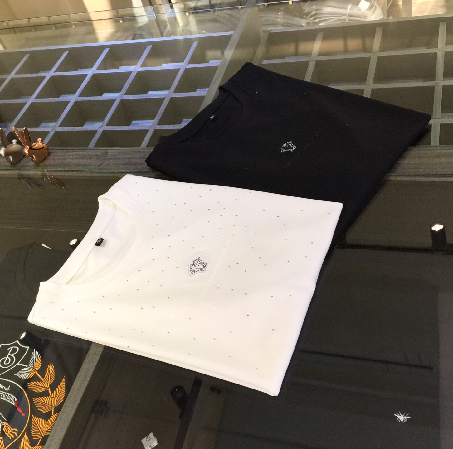 NO:142323,Fanjia’s new summer products in 2025, classic and fashionable versatile round neck short-sleeved shirt, woven mercerized cotton fabric!  The fabric is soft and delicate, the front dress is ironed diamond, and the heavy industry logo design!  Basic base shirts are indispensable for men's wardrobes. They can be matched with various clothing anytime and anywhere to meet your daily needs. The fabrics and factories we choose are all used by first-tier brands, and the clothes are designed very atmospheric and fashionable and high-end goods!  Dears, hurry up and buy it!  Black/white!  Size M~XXXL (model/125 catties wear M), T-shirt, alexander wang19860909范家2025夏季新品 经典时尚百搭圆领短袖衫 订织丝光棉面料！面料柔软细腻 前幅整衣烫钻,重工Logo设计！男人的衣柜都少不了基础打底衫 随时随地都可以拿来搭配各种服饰 满足您日常生活需求.我们所选择的面料及工厂都是一线品牌所使用的,衣服设计非常的大气时尚 高档货物！亲们赶紧入手！黑色/白色！尺码M～XXXL（模特/125斤穿M）,,T-shirt,alexander wang,Men's clothing