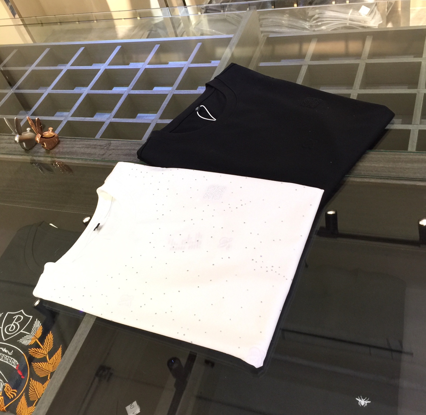 NO:142326,Luojia 2025 summer new product, classic and fashionable versatile round neck short-sleeved shirt, woven mercerized cotton fabric!  The fabric is soft and delicate, the front dress is ironed diamond, three-dimensional foaming logo design!  Basic base shirts are indispensable for men's wardrobes. They can be matched with various clothing anytime and anywhere to meet your daily needs. The fabrics and factories we choose are all used by first-tier brands, and the clothes are designed very atmospheric and fashionable and high-end goods!  Dears, hurry up and buy it!  Black/white!  Size M~XXXL (model/125 catties wear M), loewe, T-shirt, alexander wang19860909罗家2025夏季新品 经典时尚百搭圆领短袖衫 订织丝光棉面料！面料柔软细腻 前幅整衣烫钻,立体发泡Logo设计！男人的衣柜都少不了基础打底衫 随时随地都可以拿来搭配各种服饰 满足您日常生活需求.我们所选择的面料及工厂都是一线品牌所使用的,衣服设计非常的大气时尚 高档货物！亲们赶紧入手！黑色/白色！尺码M～XXXL（模特/125斤穿M）,,loewe,T-shirt,alexander wang,Men's clothing