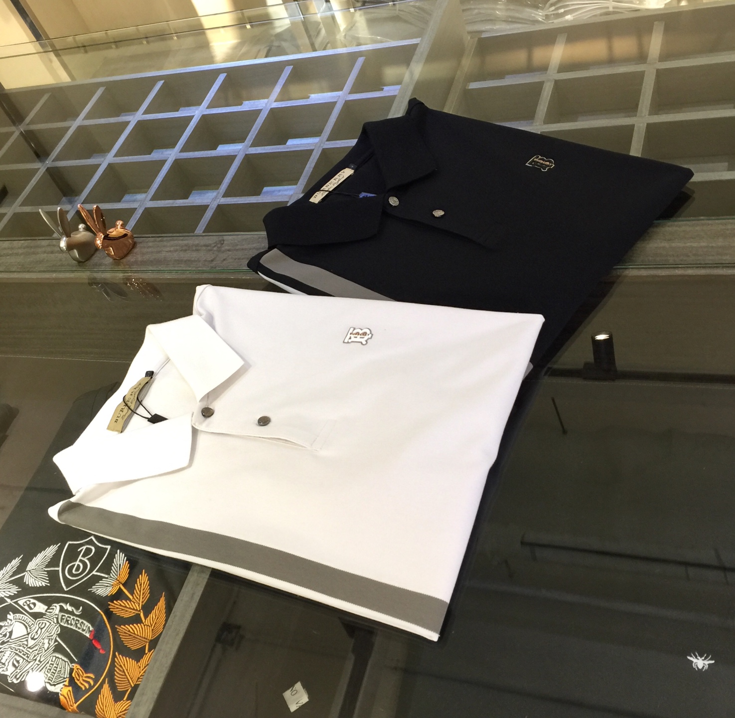 NO:142332,The latest summer series of Fat Brother B’s Gospel, versatile commuting to work, elegant design, a must-have for business elites, using high-quality mercerized bead floor cotton fabric, Wen Ru soft, delicate and soft, the upper body is naturally comfortable, lapel business casual slim fit style, can be worn in both business and leisure!  It highlights the overall styling and body-slimming feeling. The overall craftsmanship line is really impeccable. This kind of lapel fashion adds points to urban fashion people and has a more gentlemanly charm!  Black/white!  Size M~4XL (model/125 catties wear M), alexander wang19860909B家胖哥哥福音夏季最新系列 上班通勤百搭 富于优雅的设计感 商务精英必备 采用高克重丝光珠地棉面料 温儒柔软 细腻柔软 上身自然是舒适 翻领商务休闲修身款 无论是商务还是休闲时候都可穿搭！非常的凸显整体的造型感以及修身上身感 整体的工艺车线真的是无可挑剔的 这样的一款翻领时装 无不为都市时尚人士加分 更加的绅士韵味十足范！黑色/白色！尺码M～4XL（模特/125斤穿M）,,alexander wang,Men's clothing