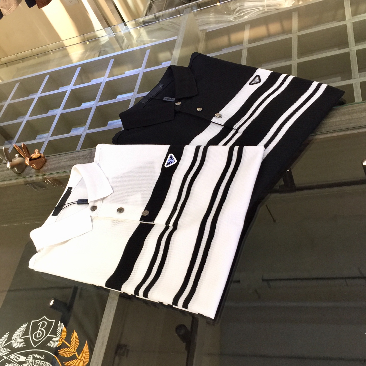 NO:142335,The latest series of Fat Brother P Family Gospel 1975AW, versatile commuting at work, elegant design, essential for business elites, striped design integrated into one!  Exquisite brand inverted triangle logo on the chest!  It uses imported double mercerated bead floor cotton fabric. Wen Ru is soft, delicate and soft. The upper body is naturally comfortable. The lapel business casual slim fit can be worn both in business and leisure. It highlights the overall styling and slim feel. The overall craftsmanship line is really impeccable. This kind of lapel fashion adds points to urban fashion people and has a more gentlemanly charm!  Black/white!  Size M～4XL (model/catties wear M), alexander wang19860909P家胖哥哥福音1975AW最新系列 上班通勤百搭 富于优雅的设计感 商务精英必备 条纹设计一体成型！胸前精致品牌倒三角Logo！采用进口双丝光珠地棉面料 温儒柔软 细腻柔软 上身自然是舒适 翻领商务休闲修身款 无论是商务还是休闲时候都可穿搭 非常的凸显整体的造型感以及修身上身感 整体的工艺车线真的是无可挑剔的 这样的一款翻领时装 无不为都市时尚人士加分 更加的绅士韵味十足范！黑色/白色！尺码M～4XL（模特/斤穿M）,,alexander wang,Men's clothing