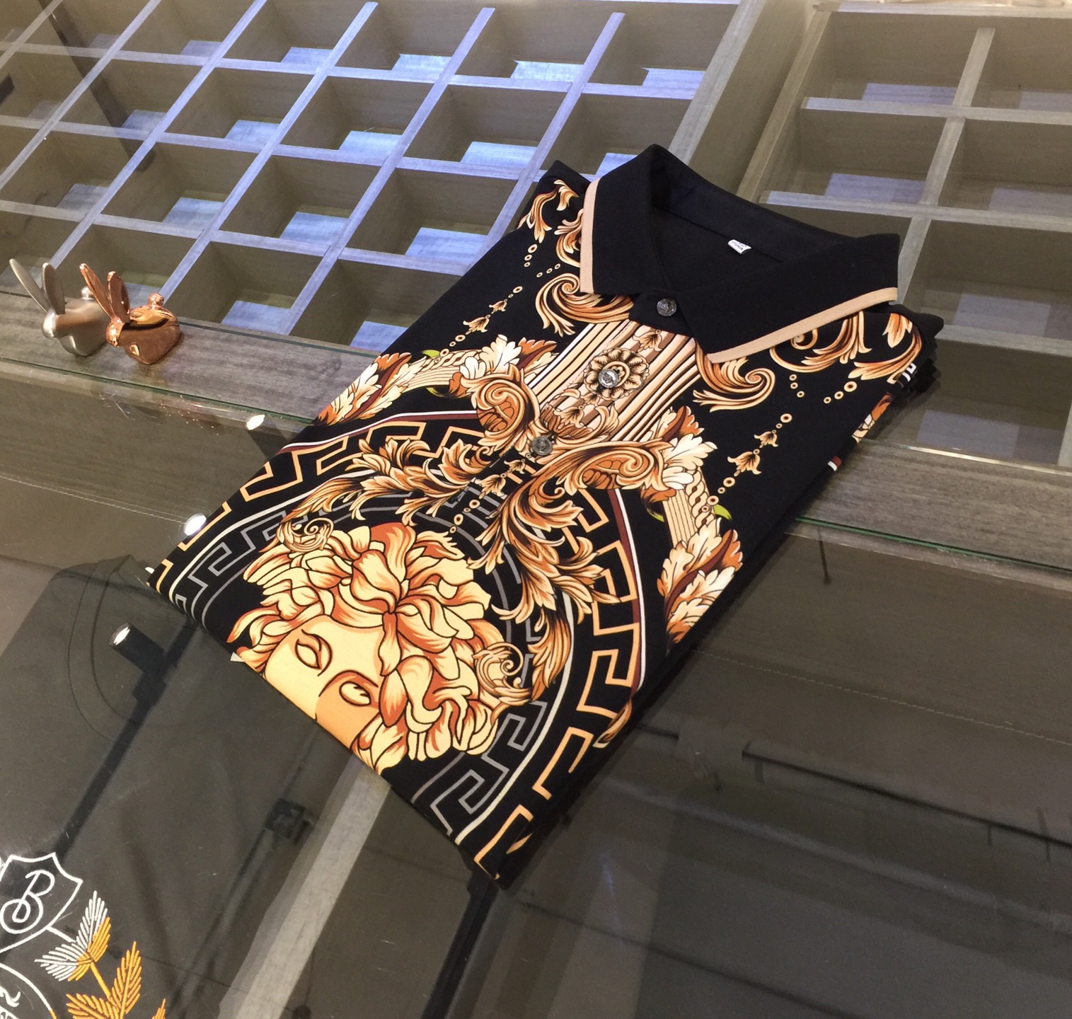 NO:142344,Fanjia’s latest short-sleeved lapel shirt in summer 2025!  High-end silk cotton fabric, breathable, comfortable, delicate and soft, all original customized products, and high-end digital printing of the whole dress!  High-end quality!  High-quality shipment, fashionable and stylish upper body!  Size M~XXXL (model/125 catties wear M), T-shirt, alexander wang19860909范家2025夏季最新发布短袖翻领衫！高档天丝棉面料,透气舒适细腻柔软,面料,辅料全部原版定制出品,整衣高档数码印花！品质高端！高品质出货,上身时尚有型！尺码M～XXXL（模特/125斤穿M）,,T-shirt,alexander wang,Men's clothing