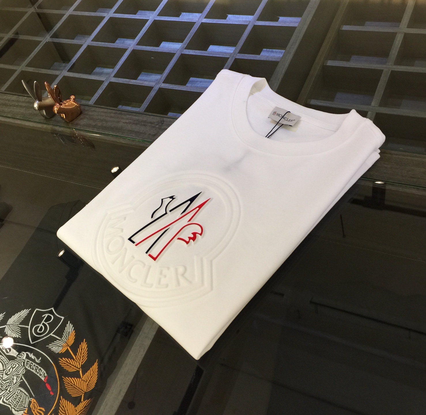 NO:142319,Mo's trading company orders, big recommendations!  The aristocratic temperament interpreted by the 2025AW summer nobleman style, luxury brand, minimalist and atmospheric business and casual short-sleeved shirt, uses 120 mercerized combed cotton fabric, which is super soft and skin-friendly!  Chest Logo foaming process!  The tailoring is a slim fit, absolutely a pretty and handsome fit!  It can be seen from the locking needle that it is absolutely produced by a large manufacturer. This density of sewing process is absolutely meticulous in handling details!  Highly recommended, and you can't see such a style outside at all!  Black/white!  Size S~XXL (model/125 catties wear S), T-shirt, alexander wang19860909Mo家贸易公司订单 重磅推荐！2025AW夏季贵公子风范演绎出的贵族气质 奢侈品牌 极简主义大气商务休闲短袖衫 采用120支丝光精梳棉面料 超柔软亲肤触感！胸前Logo发泡工艺！剪裁属于修身版型 绝对挺括帅气的合体型！从锁针可以看出 绝对大厂代工出品 这种密度的缝制工艺 对待细节处理绝对是一丝不苟！强烈推荐 而且外面您是根本看不到这样的款式的！黑色/白色！尺码S～XXL（模特/125斤穿S）,,T-shirt,alexander wang,Men's clothing