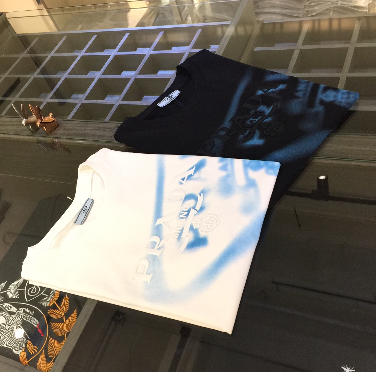 NO:142322,P-home trading company orders, major recommendations!  The aristocratic temperament interpreted by the 2025AW summer nobleman style, luxury brand, minimalist and atmospheric business and casual short-sleeved shirt, uses 120 mercerized combed cotton fabric, which is super soft and skin-friendly!  Three-dimensional and fine embroidered logo on the chest!  The tailoring is a slim fit, absolutely a pretty and handsome fit!  It can be seen from the locking needle that it is absolutely produced by a large manufacturer. This density of sewing process is absolutely meticulous in handling details!  Highly recommended, and you can't see such a style outside at all!  Black/white!  Size S~XXL (model/125 catties wear S), T-shirt, alexander wang19860909P家贸易公司订单 重磅推荐！2025AW夏季贵公子风范演绎出的贵族气质 奢侈品牌 极简主义大气商务休闲短袖衫 采用120支丝光精梳棉面料 超柔软亲肤触感！胸前立体精细刺绣Logo！剪裁属于修身版型 绝对挺括帅气的合体型！从锁针可以看出 绝对大厂代工出品 这种密度的缝制工艺 对待细节处理绝对是一丝不苟！强烈推荐 而且外面您是根本看不到这样的款式的！黑色/白色！尺码S～XXL（模特/125斤穿S）,,T-shirt,alexander wang,Men's clothing