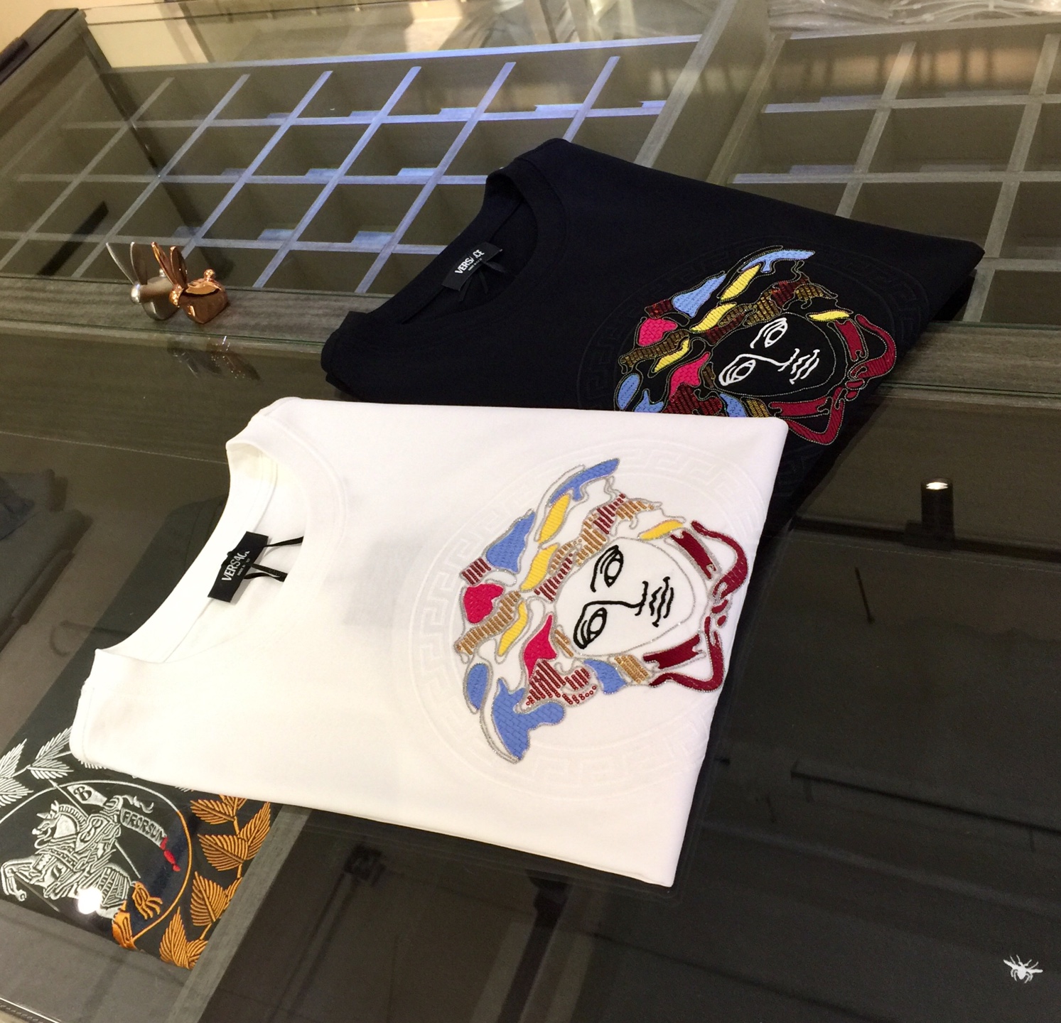 NO:142325,Fanjia Trading Company Orders Big Recommendations!  The aristocratic temperament interpreted by the 2025AW summer nobleman style, luxury brand, minimalist and atmospheric business and casual short-sleeved shirt, uses 120 mercerized combed cotton fabric, which is super soft and skin-friendly!  Three-dimensional and delicate Medusa avatar embroidered scale logo on the chest!  The tailoring is a slim fit, absolutely a pretty and handsome fit!  It can be seen from the locking needle that it is absolutely produced by a large manufacturer. This density of sewing process is absolutely meticulous in handling details!  Highly recommended, and you can't see such a style outside at all!  Black/white!  Size S~XXL (model/125 catties wear S), T-shirt, alexander wang19860909范家贸易公司订单 重磅推荐！2025AW夏季贵公子风范演绎出的贵族气质 奢侈品牌 极简主义大气商务休闲短袖衫 采用120支丝光精梳棉面料 超柔软亲肤触感！胸前立体精细美杜莎头像刺绣鳞片Logo！剪裁属于修身版型 绝对挺括帅气的合体型！从锁针可以看出 绝对大厂代工出品 这种密度的缝制工艺 对待细节处理绝对是一丝不苟！强烈推荐 而且外面您是根本看不到这样的款式的！黑色/白色！尺码S～XXL（模特/125斤穿S）,,T-shirt,alexander wang,Men's clothing