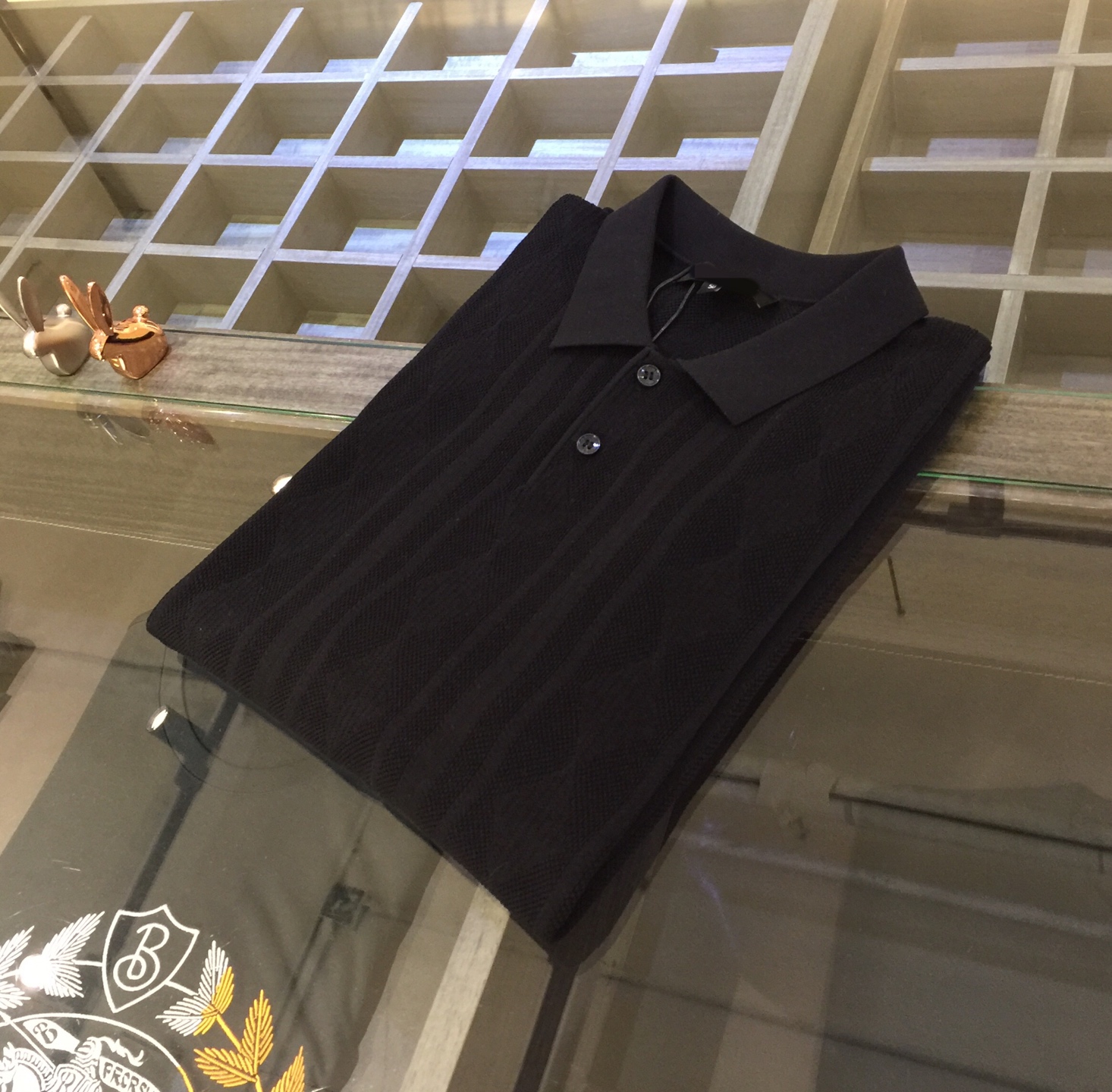 NO:142331,A big recommendation!  The latest series of 2025AW, versatile commuting at work, elegant design, a must-have for business elites!  Use high-weight mulberry silk Yilit blended knitted foot cloth fabric!  Jacquard craft design for clothes!  Wen Ru is soft, delicate and soft, and the upper body is naturally comfortable. The lapel is a business casual slim fit. It can be worn in both business and leisure, which highlights the overall styling and slim body feel. The overall craftsmanship line is really impeccable. This kind of fashion adds points to urban fashion people and has a more gentlemanly charm!  Size M~XXXL (model/125 catties wear M), alexander wang19860909A家重磅推荐！2025AW最新系列 上班通勤百搭 富于优雅的设计感 商务精英必备！采用高克重桑蚕丝伊力特混纺针织起脚布面料！衣身提花工艺设计！温儒柔软 细腻柔软 上身自然是舒适 翻领商务休闲修身款 无论是商务还是休闲时候都可穿搭 非常的凸显整体的造型感以及修身上身感 整体的工艺车线真的是无可挑剔的 这样的一款时装 无不为都市时尚人士加分 更加的绅士韵味十足范！尺码M～XXXL（模特/125斤穿M）,,alexander wang,Men's clothing