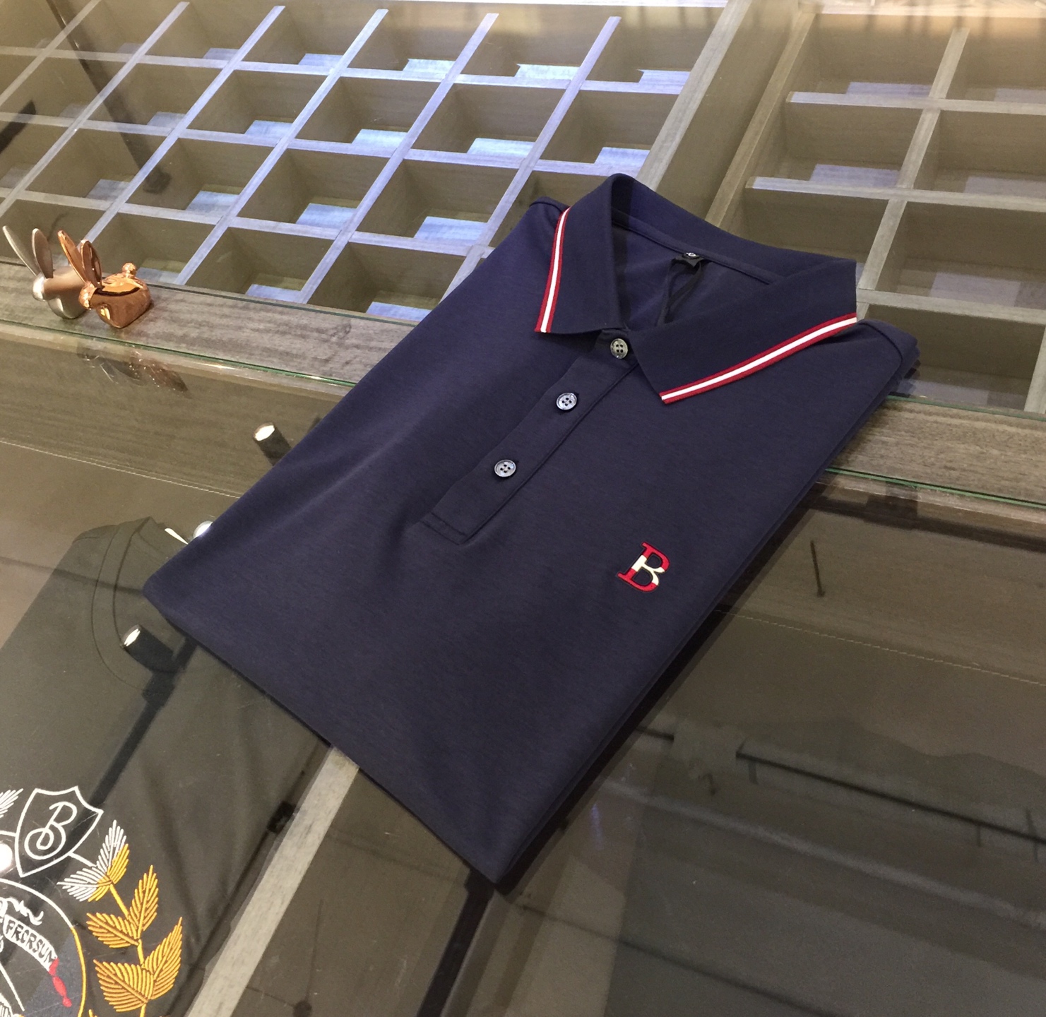 NO:142334,B-home hot products have added a dark blue Fat Brother Gospel Product recommendation!  The latest series of 2025AW, versatile commuting at work, elegant design, a must-have for business elites, and a fine logo design on the chest!  It uses 120 mercerized cotton plain fabric with high gram weight. Wen Ru is soft, delicate and soft. The upper body is naturally comfortable. The lapel business casual slim fit can be worn both in business and leisure. It highlights the overall styling and slim body feel. The overall craftsmanship line is really impeccable. This kind of lapel fashion adds points to urban fashion people and has a more gentlemanly charm!  Size M~4XL (model/125 catties wear M), alexander wang19860909B家爆款新增深蓝色胖哥哥福音臻品推荐！2025AW最新系列 上班通勤百搭 富于优雅的设计感 商务精英必备 胸前精细Logo设计！采用高克重120支丝光棉平纹面料 温儒柔软 细腻柔软 上身自然是舒适 翻领商务休闲修身款 无论是商务还是休闲时候都可穿搭 非常的凸显整体的造型感以及修身上身感 整体的工艺车线真的是无可挑剔的 这样的一款翻领时装 无不为都市时尚人士加分 更加的绅士韵味十足范！尺码M～4XL（模特/125斤穿M）,,alexander wang,Men's clothing