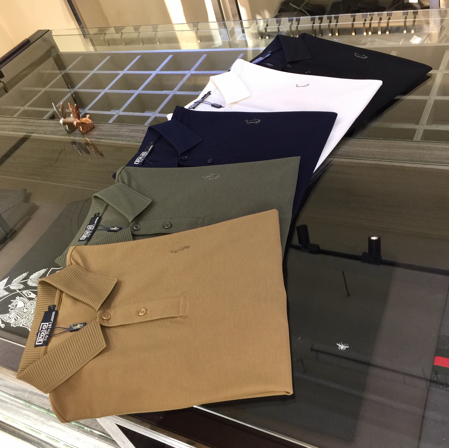 NO:142337,Paul's Fat Brother Gospel Summer latest series, versatile commuting to work, elegant design, a must-have for business elites, using high-quality mercerized bead floor cotton fabric, Wen Ru soft, delicate and soft, the upper body is naturally comfortable, lapel business casual slim fit style, can be worn in both business and leisure!  It highlights the overall styling and body-slimming feeling. The overall craftsmanship line is really impeccable. This kind of lapel fashion adds points to urban fashion people and has a more gentlemanly charm!  Black/white/dark blue/green/coffee!  Size M~4XL (model/125 catties wear M), loewe, alexander wang19860909保罗家胖哥哥福音夏季最新系列 上班通勤百搭 富于优雅的设计感 商务精英必备 采用高克重丝光珠地棉面料 温儒柔软 细腻柔软 上身自然是舒适 翻领商务休闲修身款 无论是商务还是休闲时候都可穿搭！非常的凸显整体的造型感以及修身上身感 整体的工艺车线真的是无可挑剔的 这样的一款翻领时装 无不为都市时尚人士加分 更加的绅士韵味十足范！黑色/白色/深蓝色/绿色/咖色！尺码M～4XL（模特/125斤穿M）,,loewe,alexander wang,Men's clothing