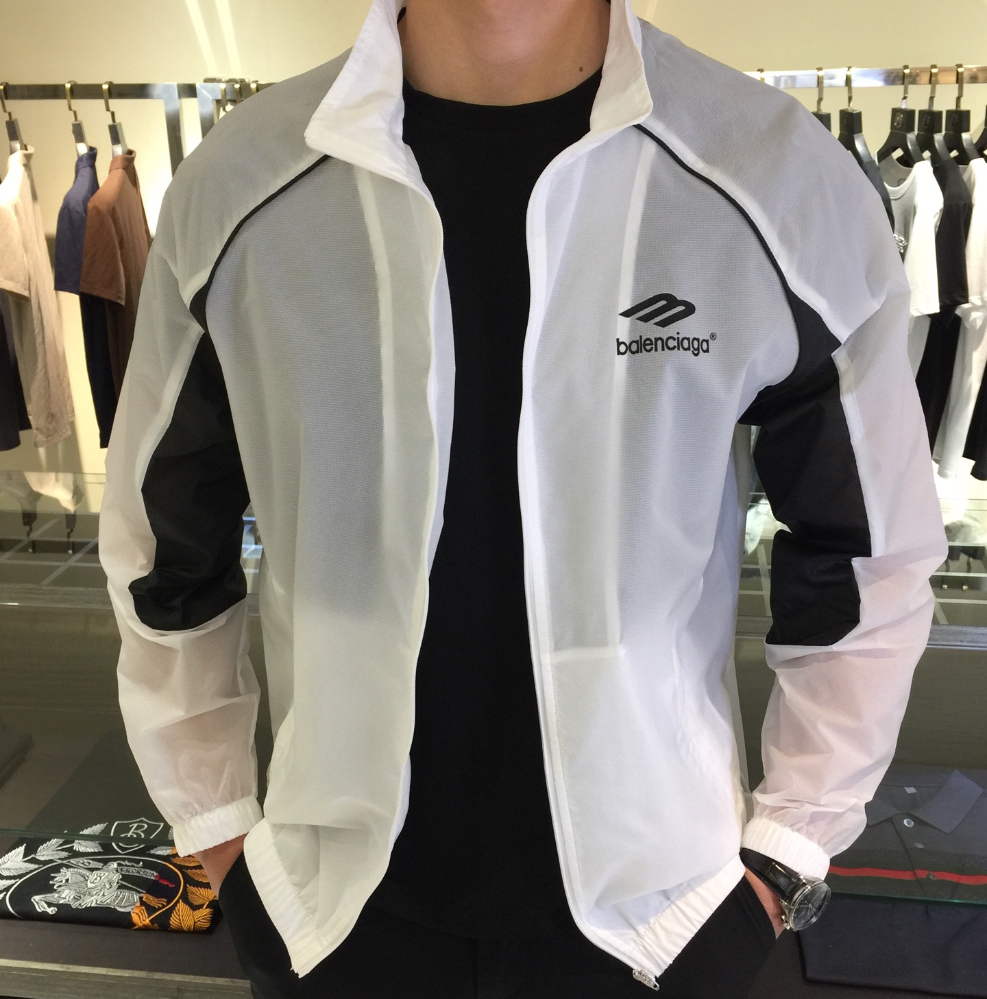 NO:142343,The new Paris home 2025 summer sunscreen suit is coming!  The fabric after the fine blending feels smooth and firm, light and breathable, and it also plays an outdoor sun protection role, combining natural beauty and comfort. The upper body style is cut cleanly and cleanly, showing a different hazy structural beauty on the clear and refreshing fabric. It is exquisite but not abrupt, and it is well integrated with the clothes. It is also essential to have a decent and elegant summer sun protection suit in the wardrobe!  Black/white!  Size M~XXXL (model/125 catties wear M), alexander wang19860909巴黎*家2025夏季新款防晒服来袭！通过精工混纺之后的面料,手感细滑坚挺,轻薄、透气性强,同时又起到户外防晒作用,兼具自然美感跟舒适度.上身版型裁剪简洁干净,在清透净爽的面料上显现出了不一样朦胧的结构性美感来.精致却不显突兀,很好的与衣服合为一体.衣柜中拥有一件得体风度翩翩的夏日防晒服也是必不可少的！黑色/白色！尺码M～XXXL（模特/125斤穿M）,,alexander wang,Men's clothing