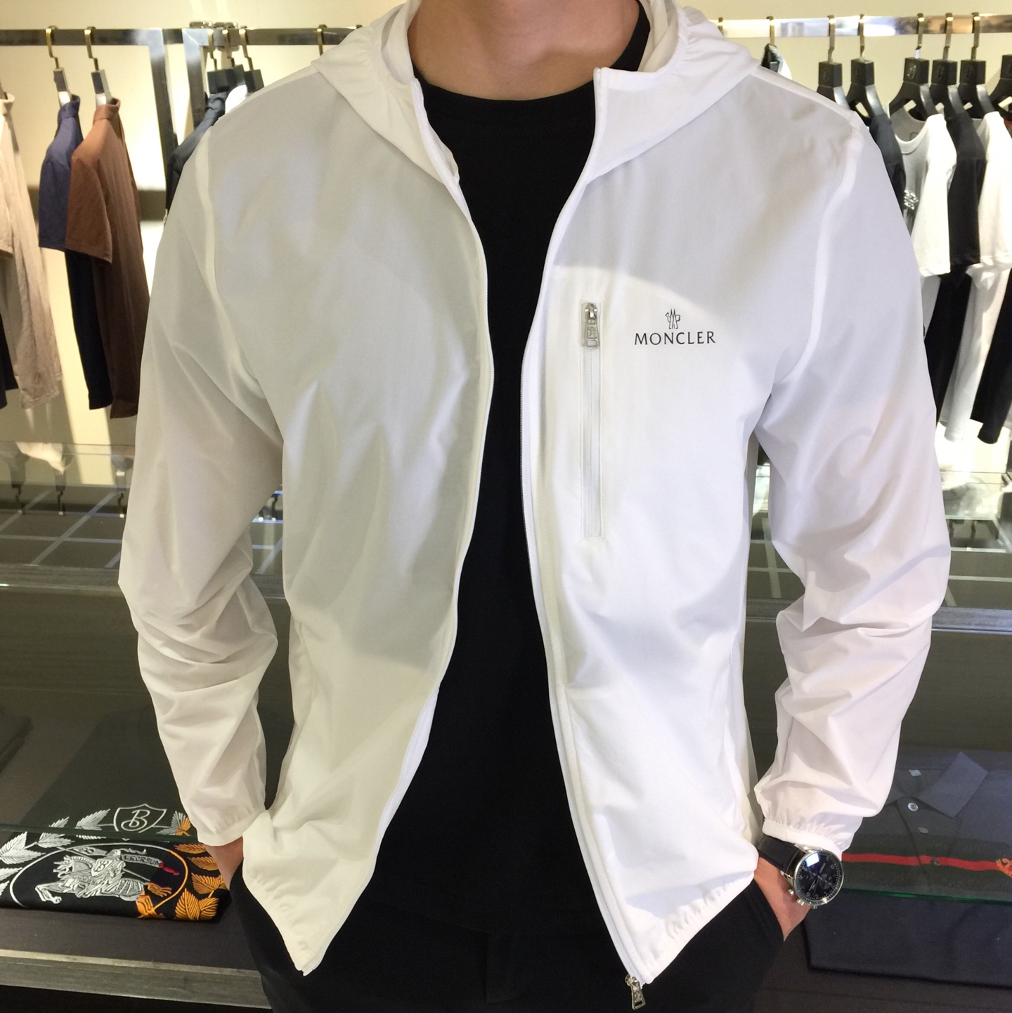 NO:142346,Mo's new summer 2025 new men's thin sunscreen hooded jacket, imported ultra-thin custom fabric, soft, light and not stuffy, like a layer of human skin, breaking away from the constraints of traditional sunscreen clothes, making travel more comfortable and comfortable, with a higher UV resistance index but also comfortable and breathable. The golden-grade fabric increases the texture and aesthetic sense of the clothing with its special visual and tactile mechanism. Perfect tailoring, atmospheric ready-to-wear, and the styling effect stands out. A very stylish sunscreen clothing has precise alignment of craftsmanship, outstanding upper body, elegant temperament, giving men the most exquisite dress. Black/white!  Size M~XXXL (model/125 catties wear M), Jackets & coats, gold, hats, alexander wang19860909Mo家2025年夏季新款男士薄款防晒连帽外套,进口超薄定制面料,柔软轻便不闷热,犹如人的一层皮肤,脱离传统防晒衣的束缚,让出行更加舒适自如,抗紫外线指数更高但又不乏舒适透气,黄金级面料,以其特殊的视觉与触觉机理增加了服装的质感和审美感.完美的剪裁,大气成衣,造型效果脱颖而出,非常有腔调的一款防晒服,工艺细节也是精确对位,上身出众,气质儒雅,给予男人最精致打扮.黑色/白色！尺码M～XXXL（模特/125斤穿M）,,jackets & coats,gold,hats,alexander wang,Men's clothing